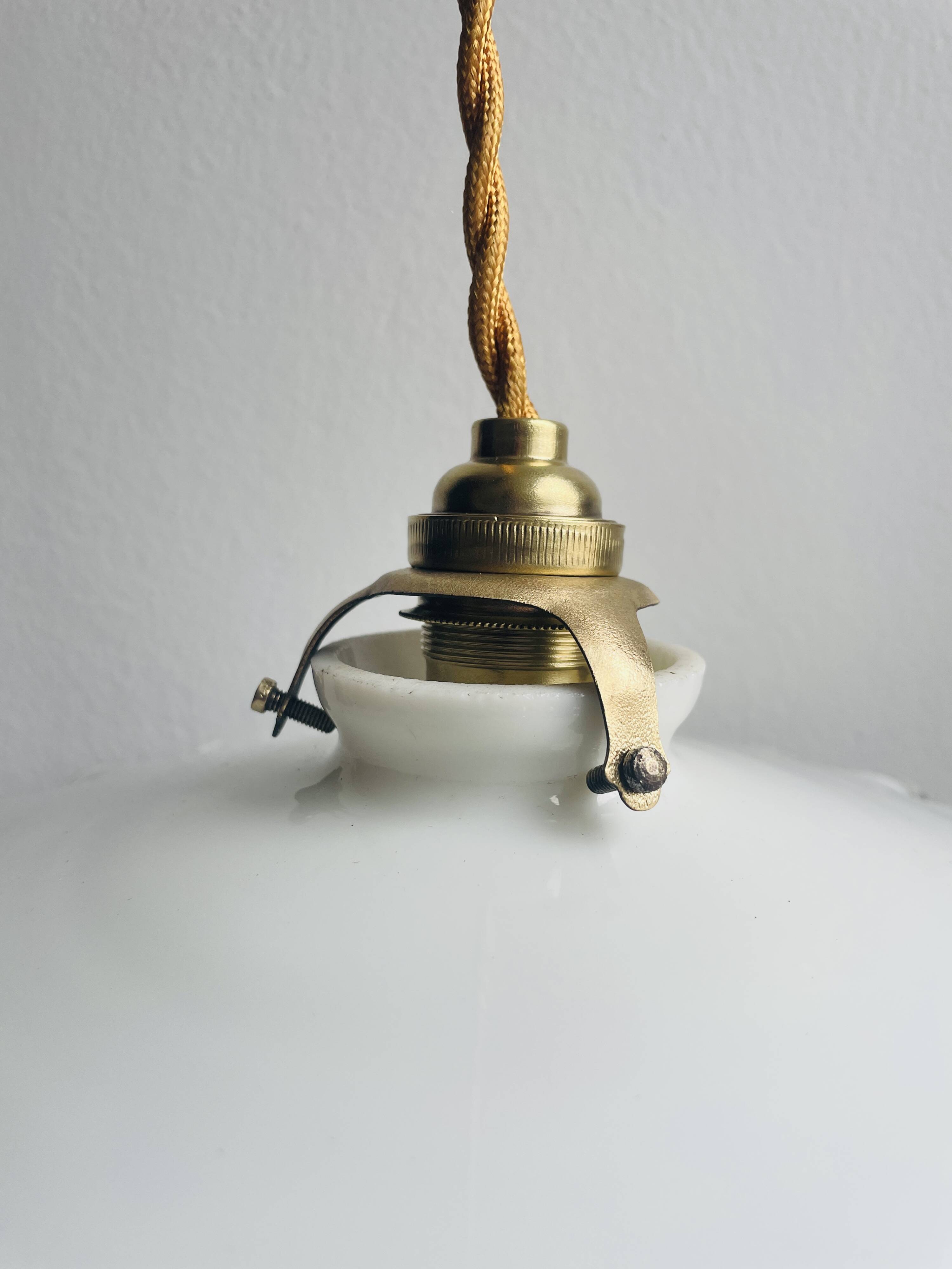 Suspension en opaline blanche avec fil doré