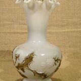 Ancien vase opaline blanche à décor de chardons en relief peint ht 23,6 cm