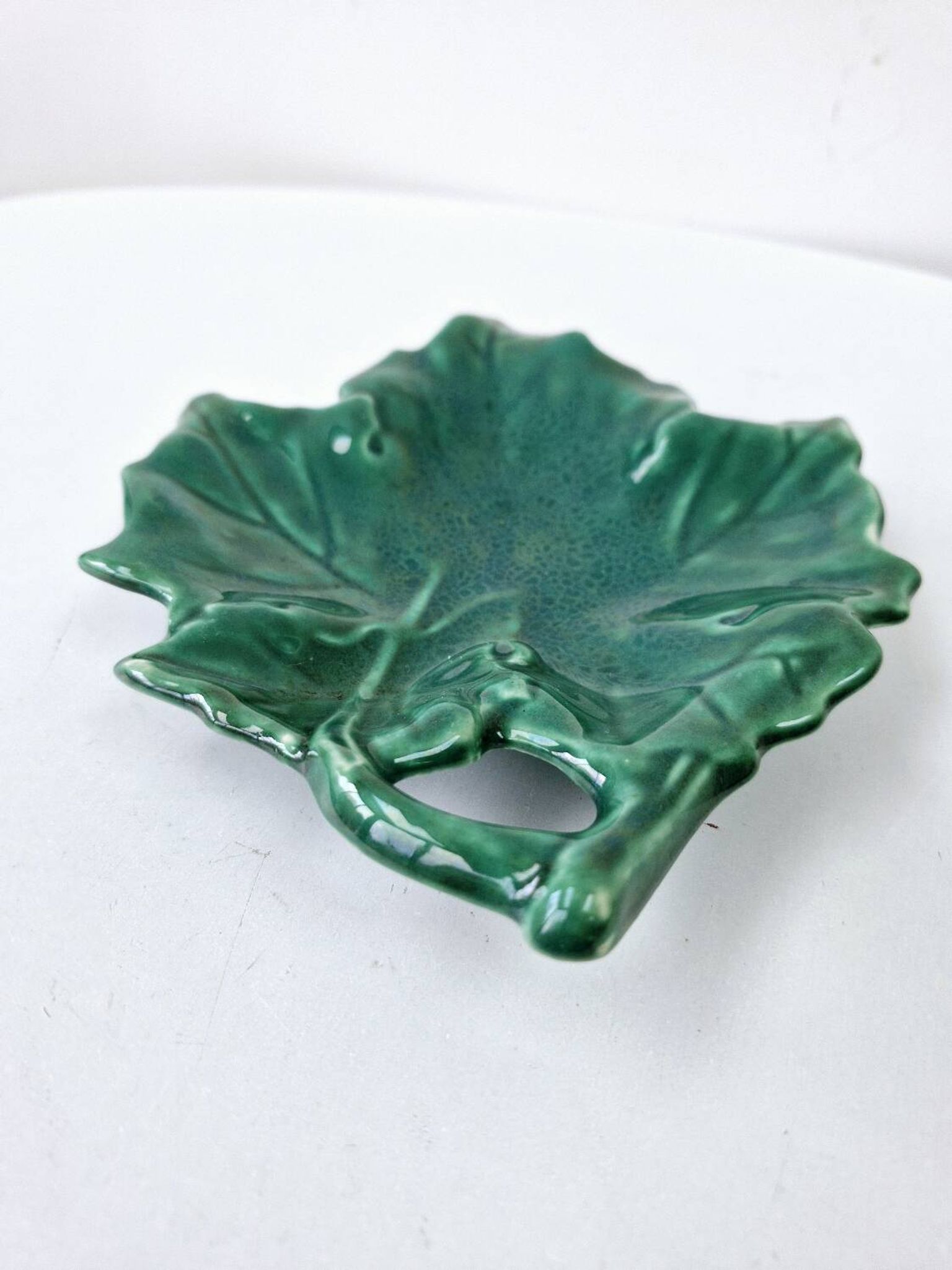 Plate and its 6 vintage bowls from Vallauris, green ceramic in the shape of a leaf.