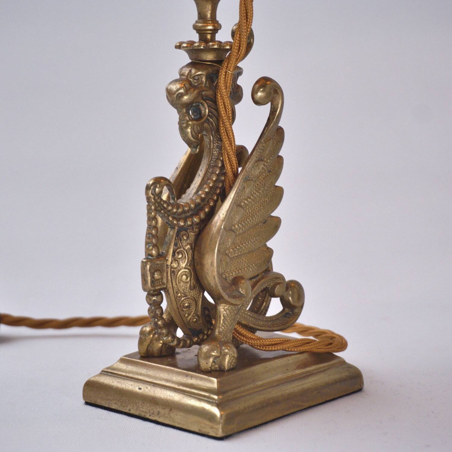 Paire de lampes chandeliers griffons de style néogothique, Angleterre années 1880
