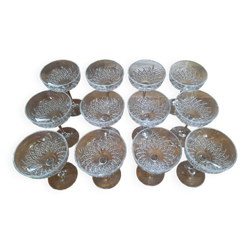 Série de 12 coupes à champagne en verre taillé monogrammées EB