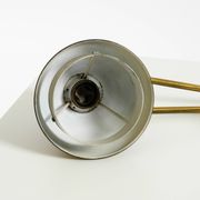 Rare grande lampe de table en laiton de style Mid-Century Modern avec une belle patine.