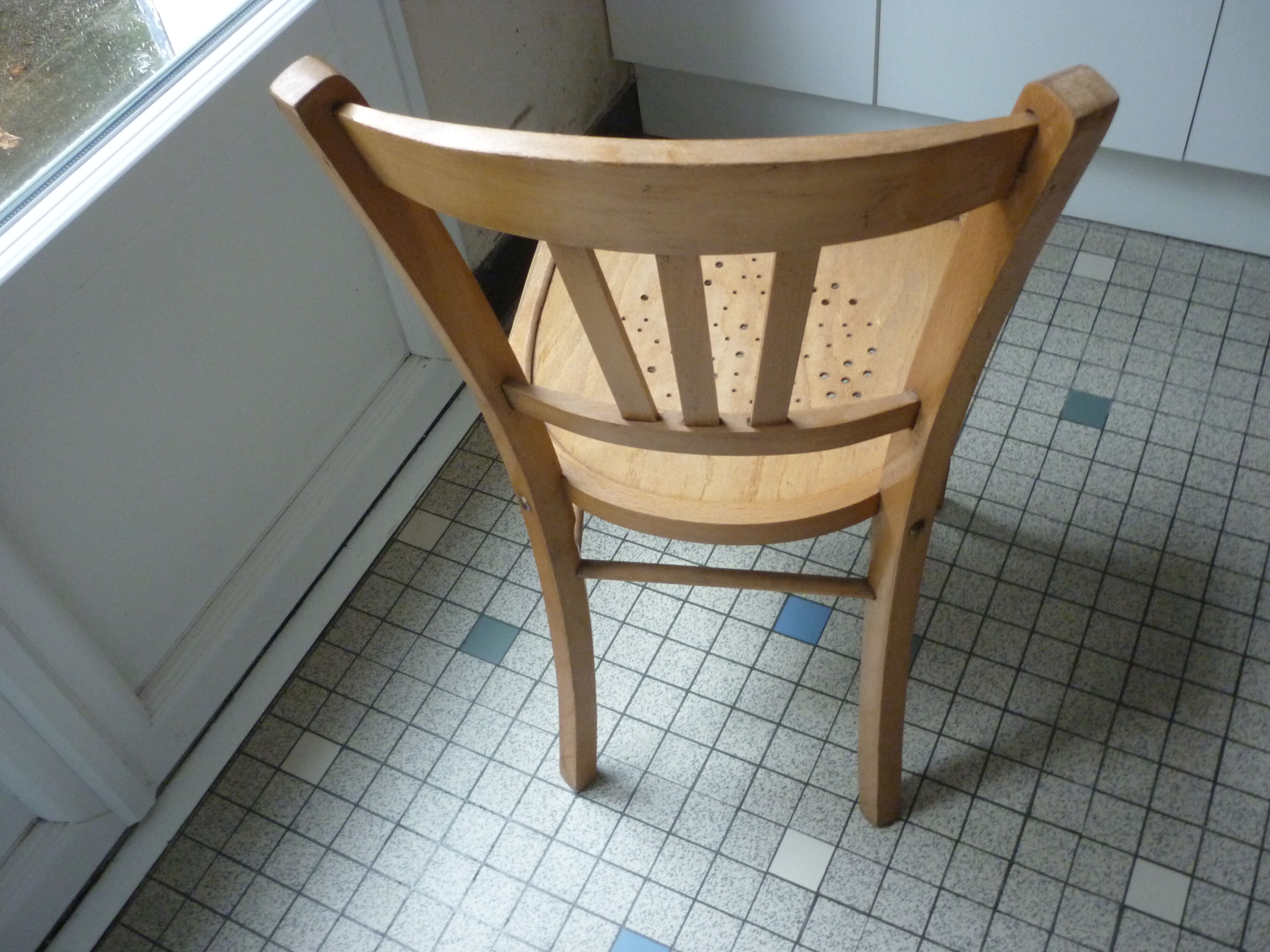 Chaise de bistrot bois vintage Luterma assise percée