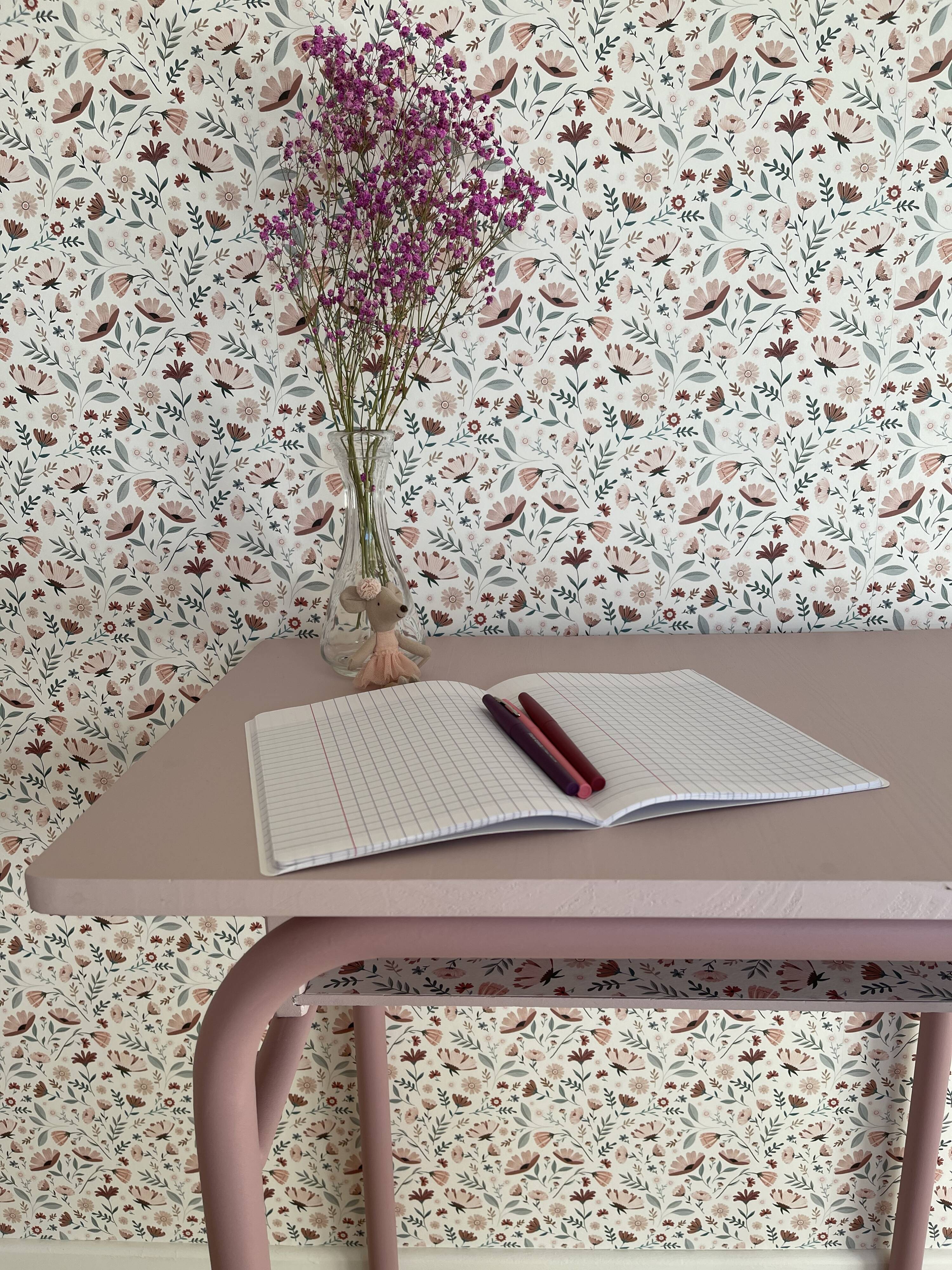 School desk assembly and its seat