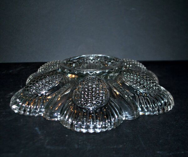 Portieux plat à œuf ancien en verre moulé – oeufrier présentoir brunch