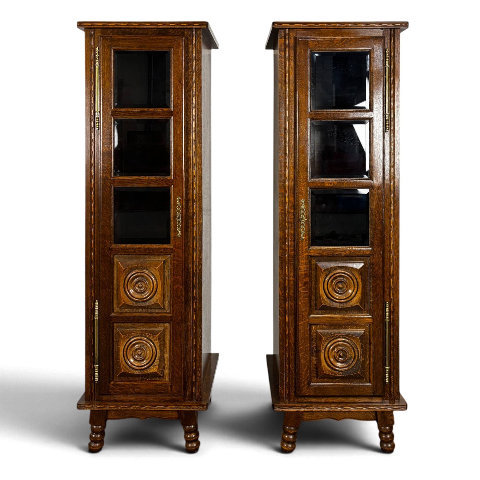 Paire de vitrines étroites en chêne à pointes de diamant style Art Déco
