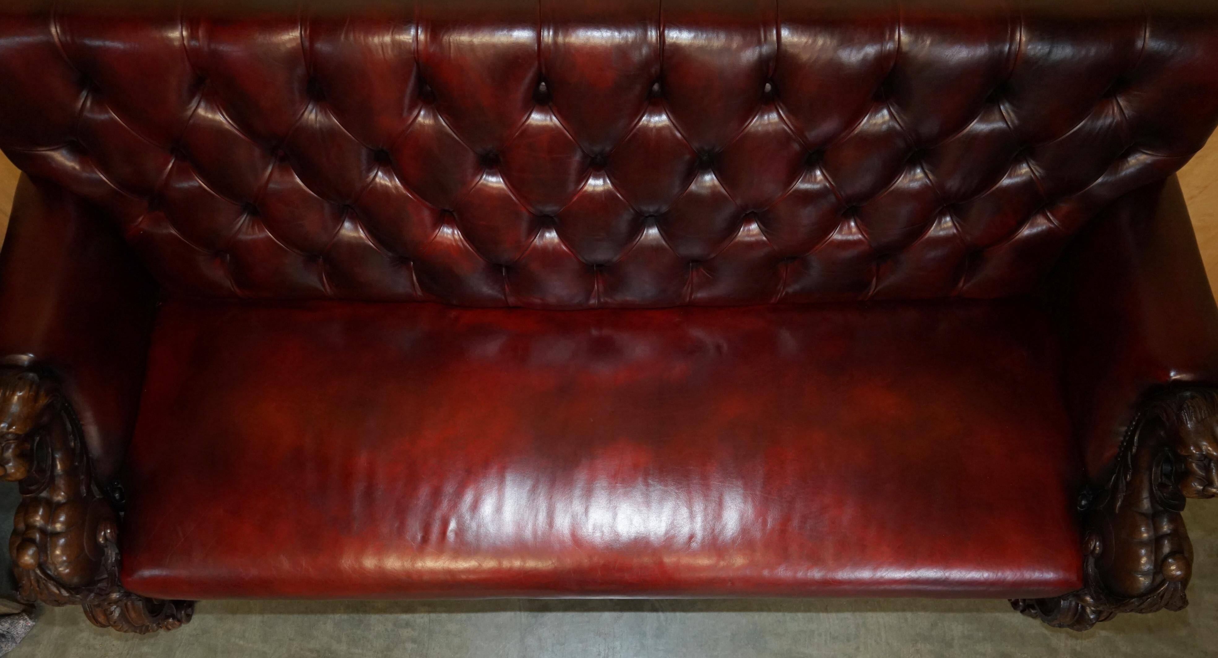 Canapé Chesterfield victorien en cuir avec têtes de lion sculptées