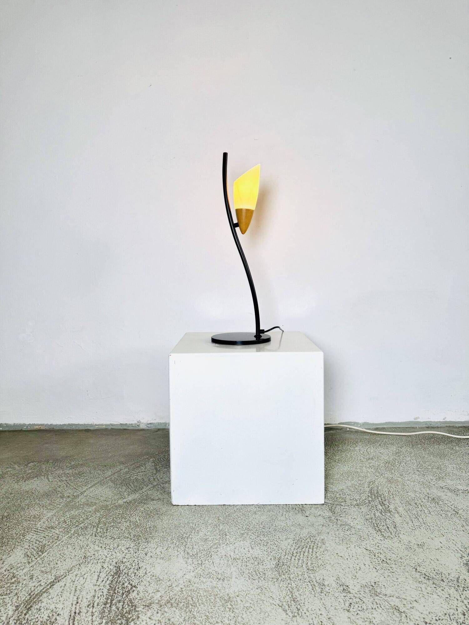 Lampe de table sculpturale postmoderne par Hala Zeist, Pays-Bas, années 1980.