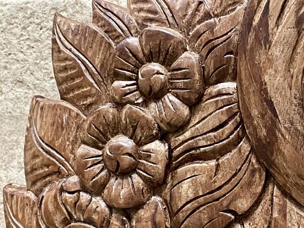 Porte-manteau mural sur fronton en bois sculpté