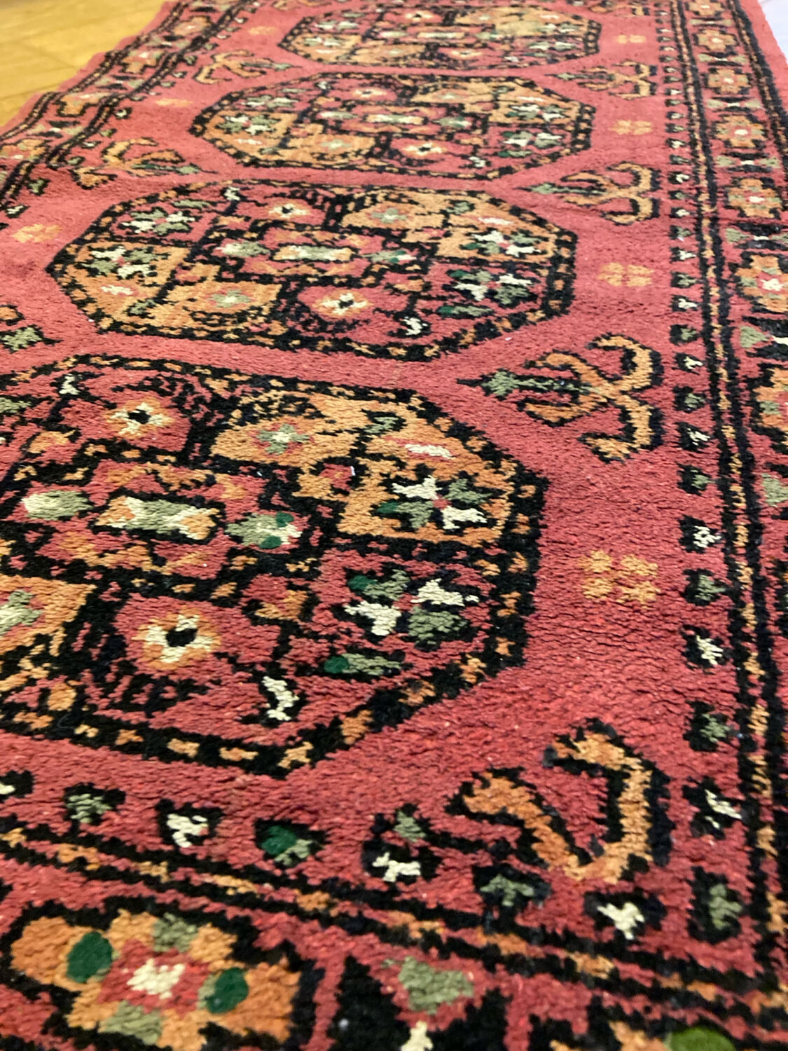 Handmade persian rug in pure virgin wool from the mid-20th century.