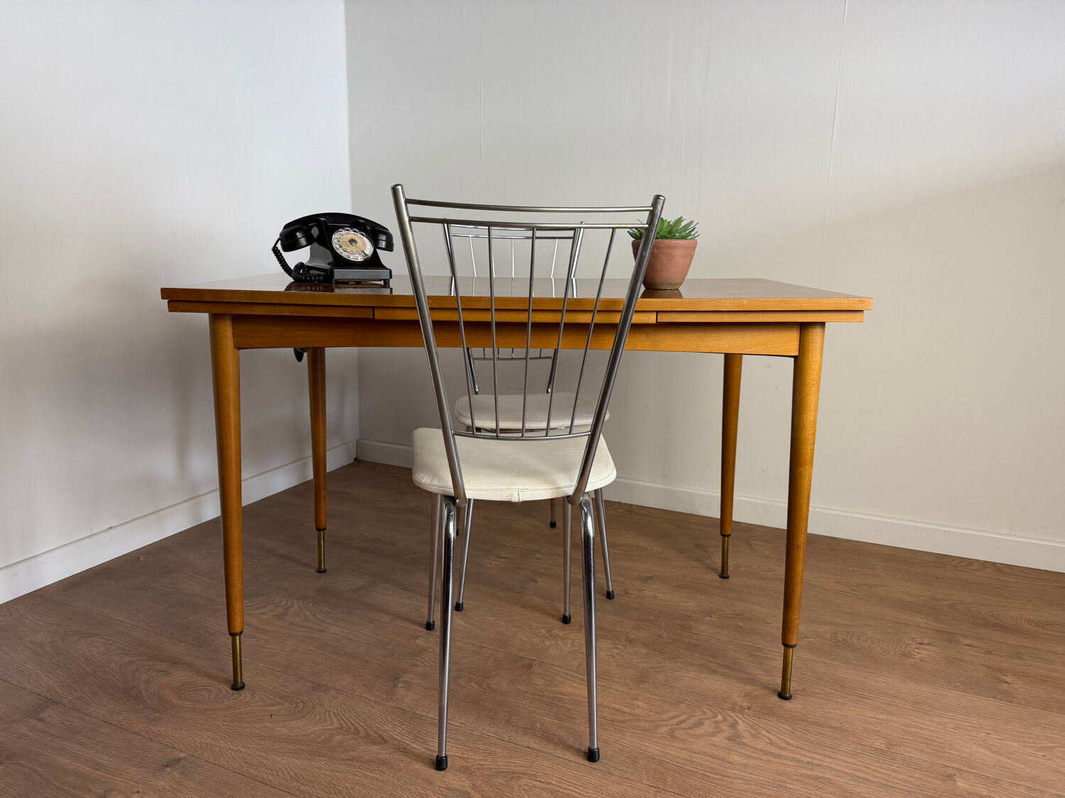 Vintage extendable dining table