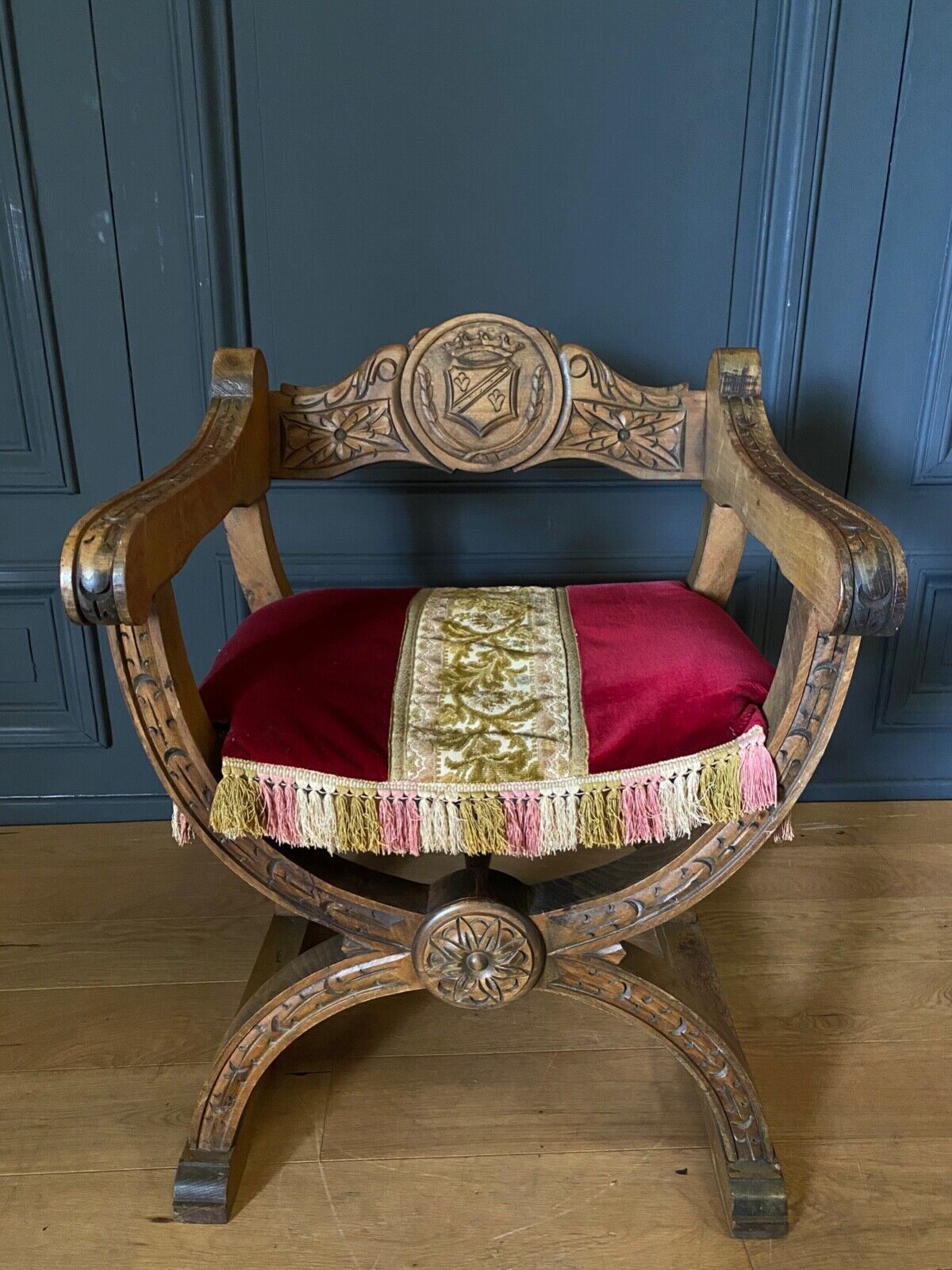 Fauteuil dagobert debut XXe bois sculpte blason neogothique sculpture