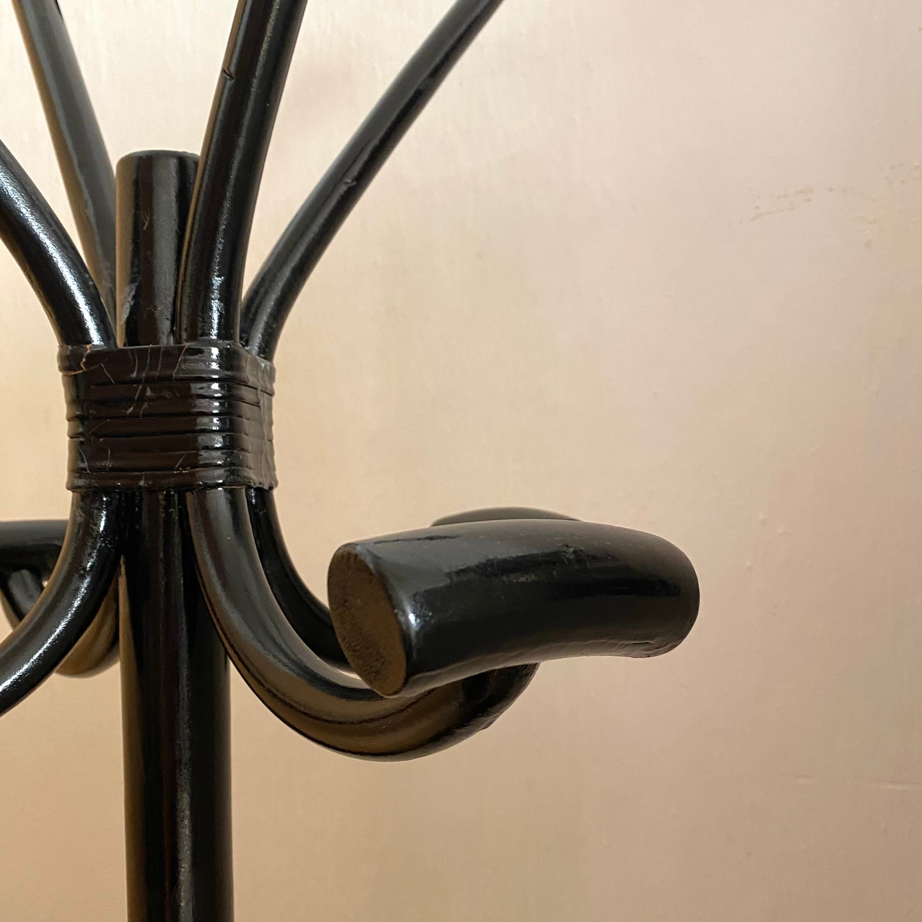 Black rattan parrot coat rack