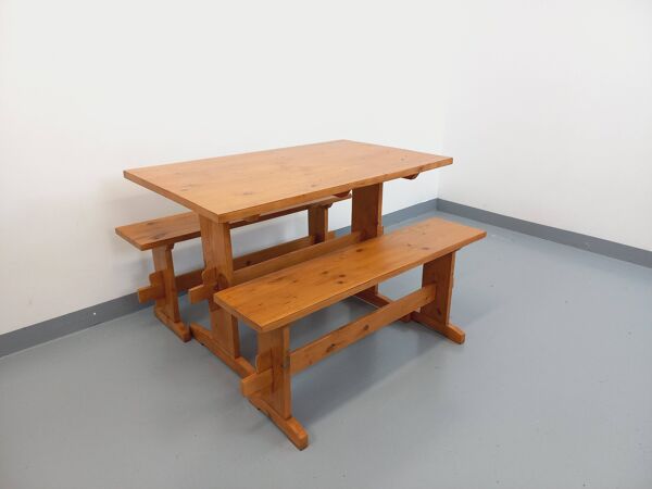 Suite d’une table et de 2 bancs en sapin, années 60
