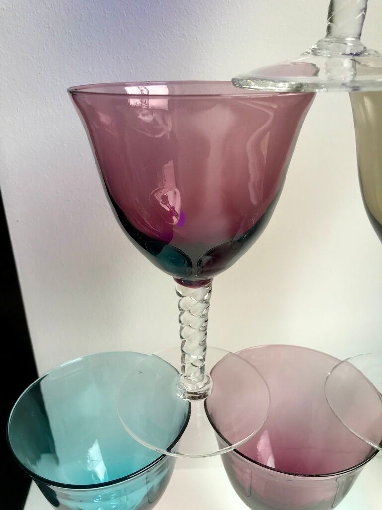 Set 6 colored wine glasses and worked feet 70s