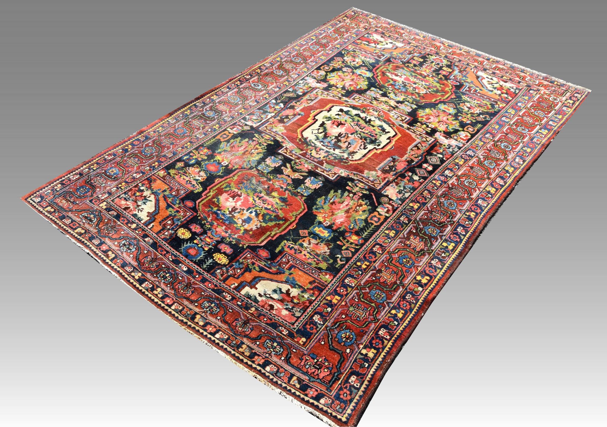 Antique Iranian oriental rug Bakhtiar Faradombeh: 3.37 X 2.13 meters. Early 20th century circa 1920/30