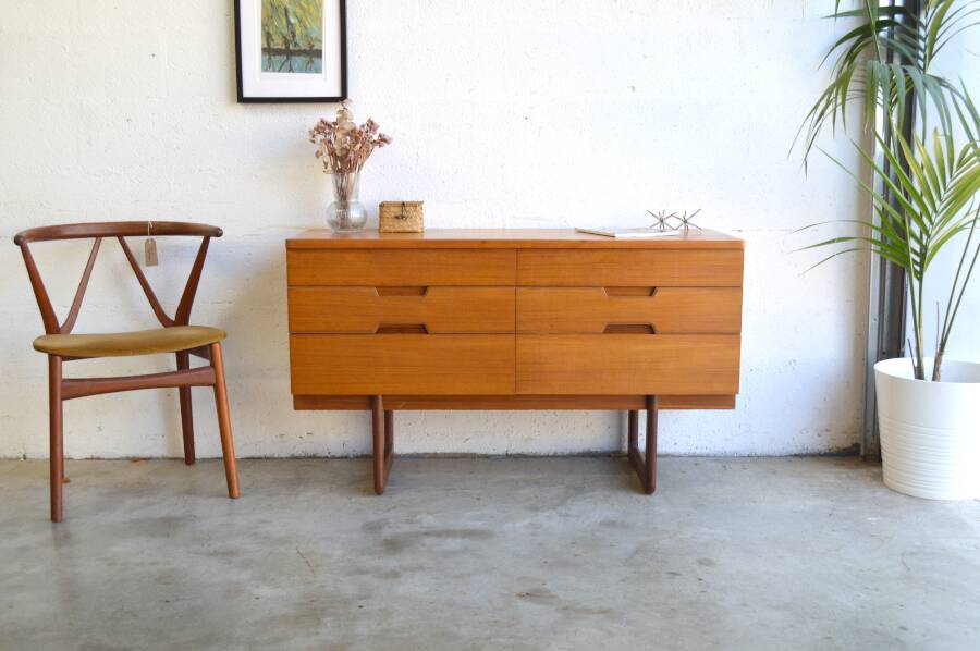 Commode minimaliste par Uniflex 121cm