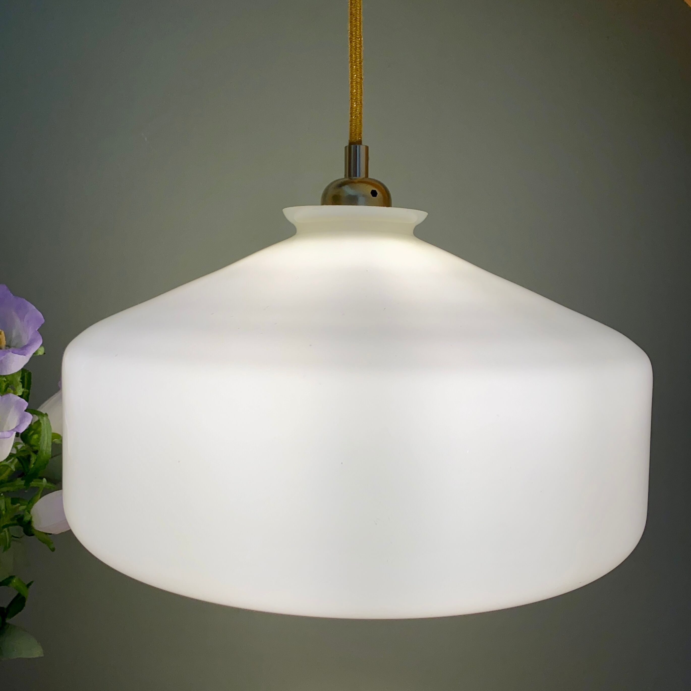 Vintage shade pendant lamp in white opaline