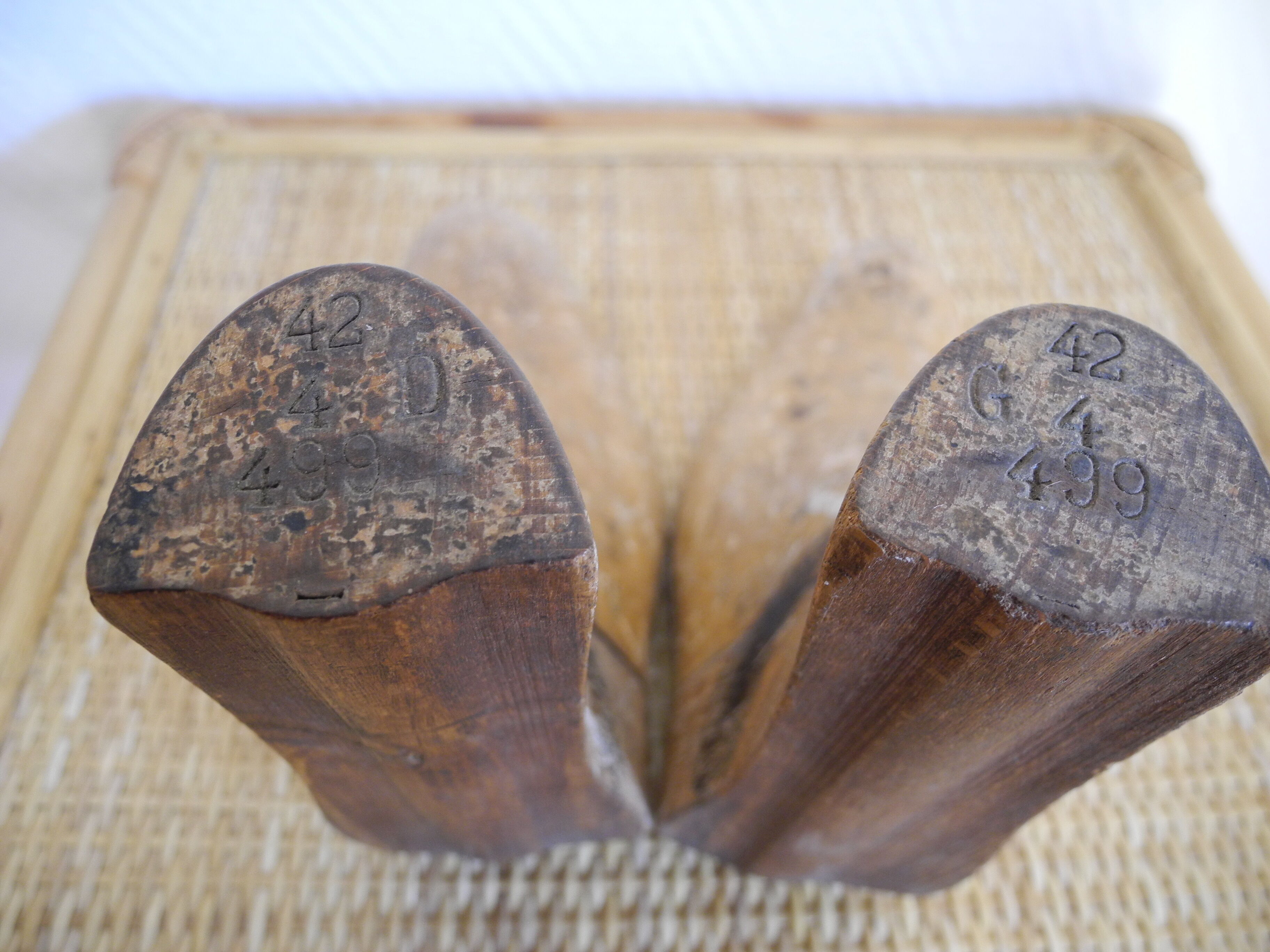 Paire anciennes formes à chaussures embauchoirs bottines old wooden shoe shapes