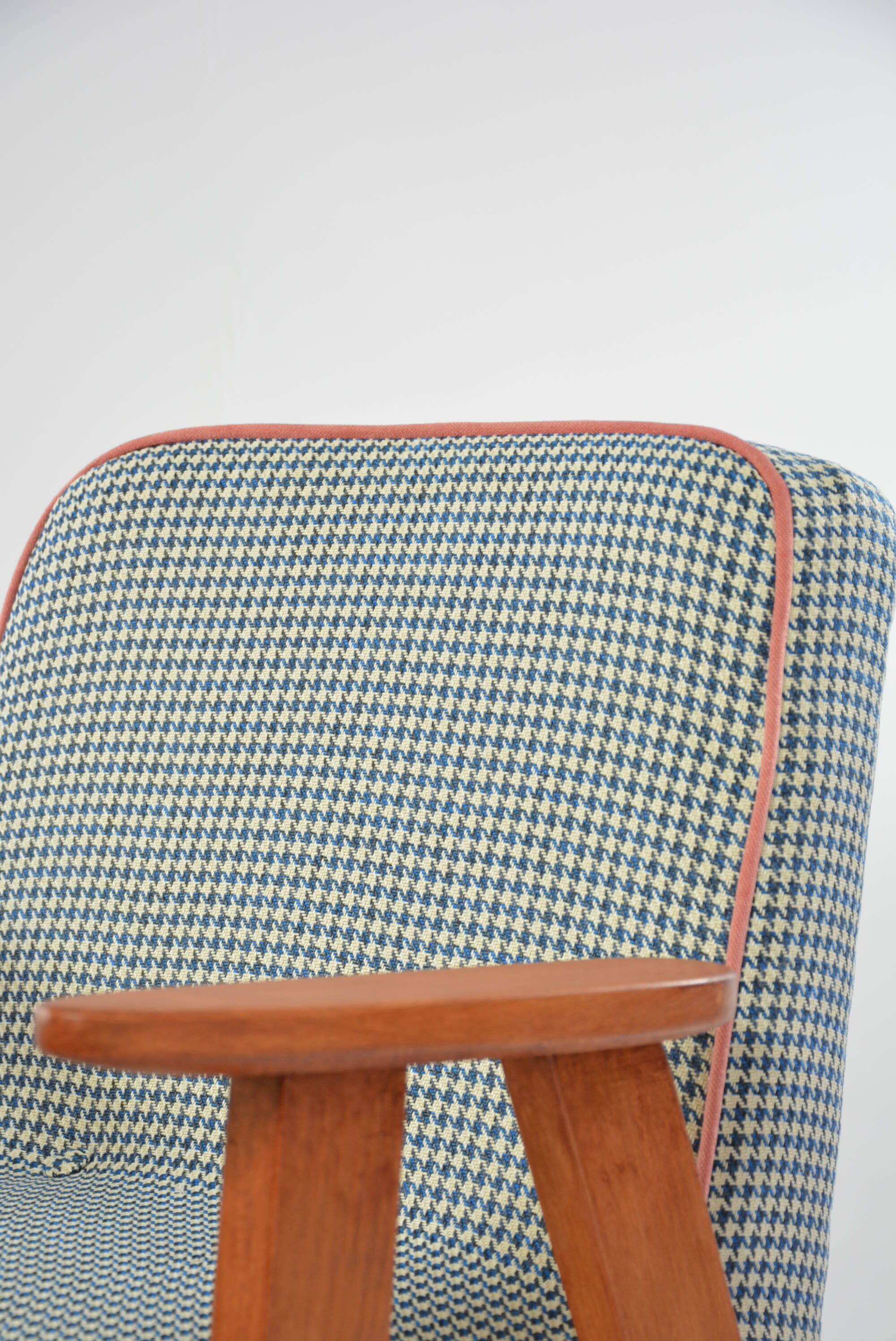 Fauteuil 366 pieds de poule bleu