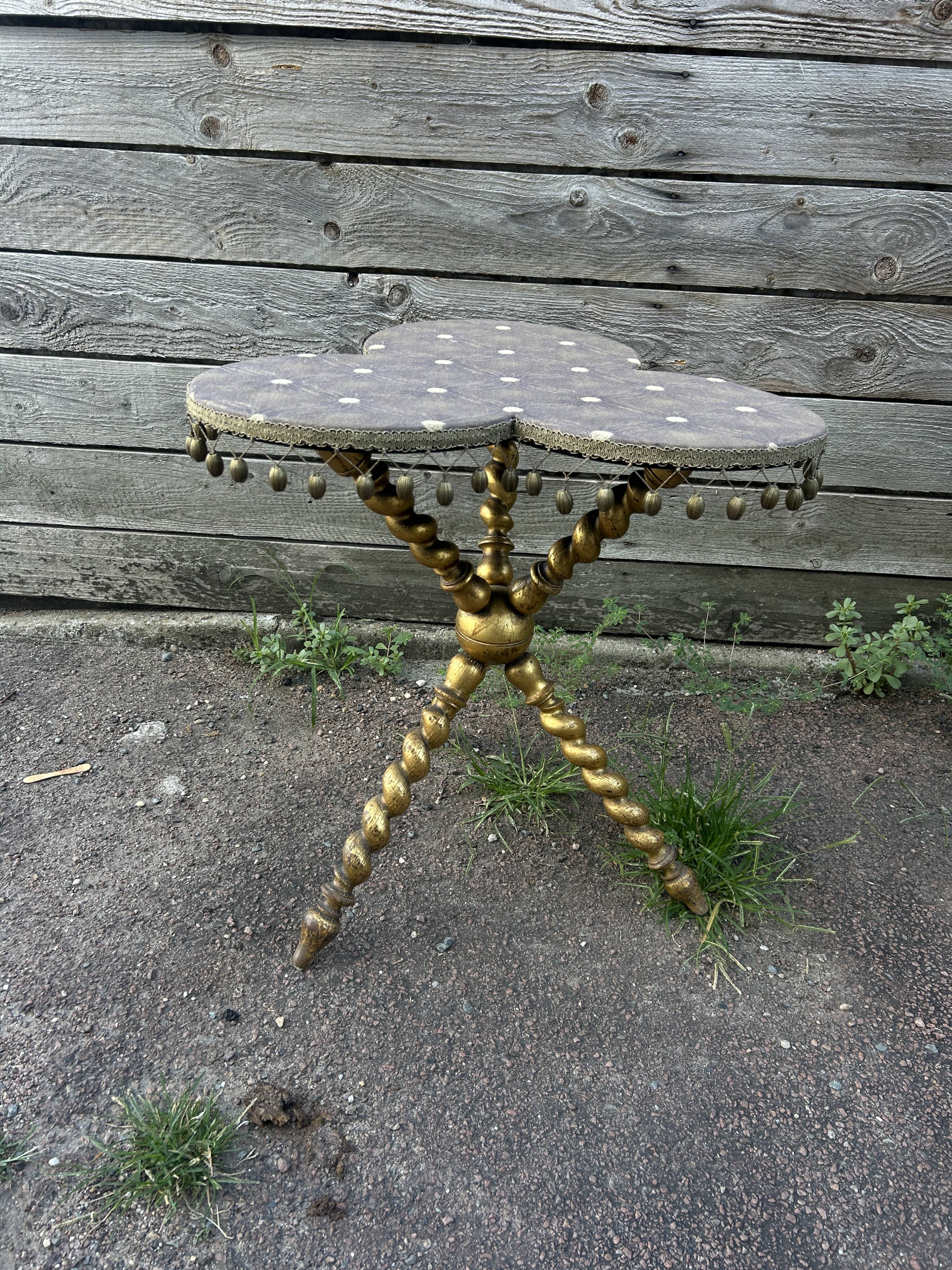 Louis XIII style gueridon, gilded legs, trilobed top.