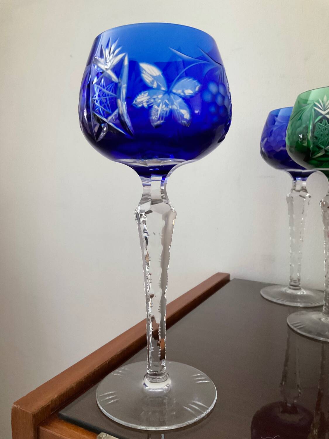 Série de 10 verres anciens multicolores en cristal ciselé