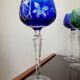 Série de 10 verres anciens multicolores en cristal ciselé