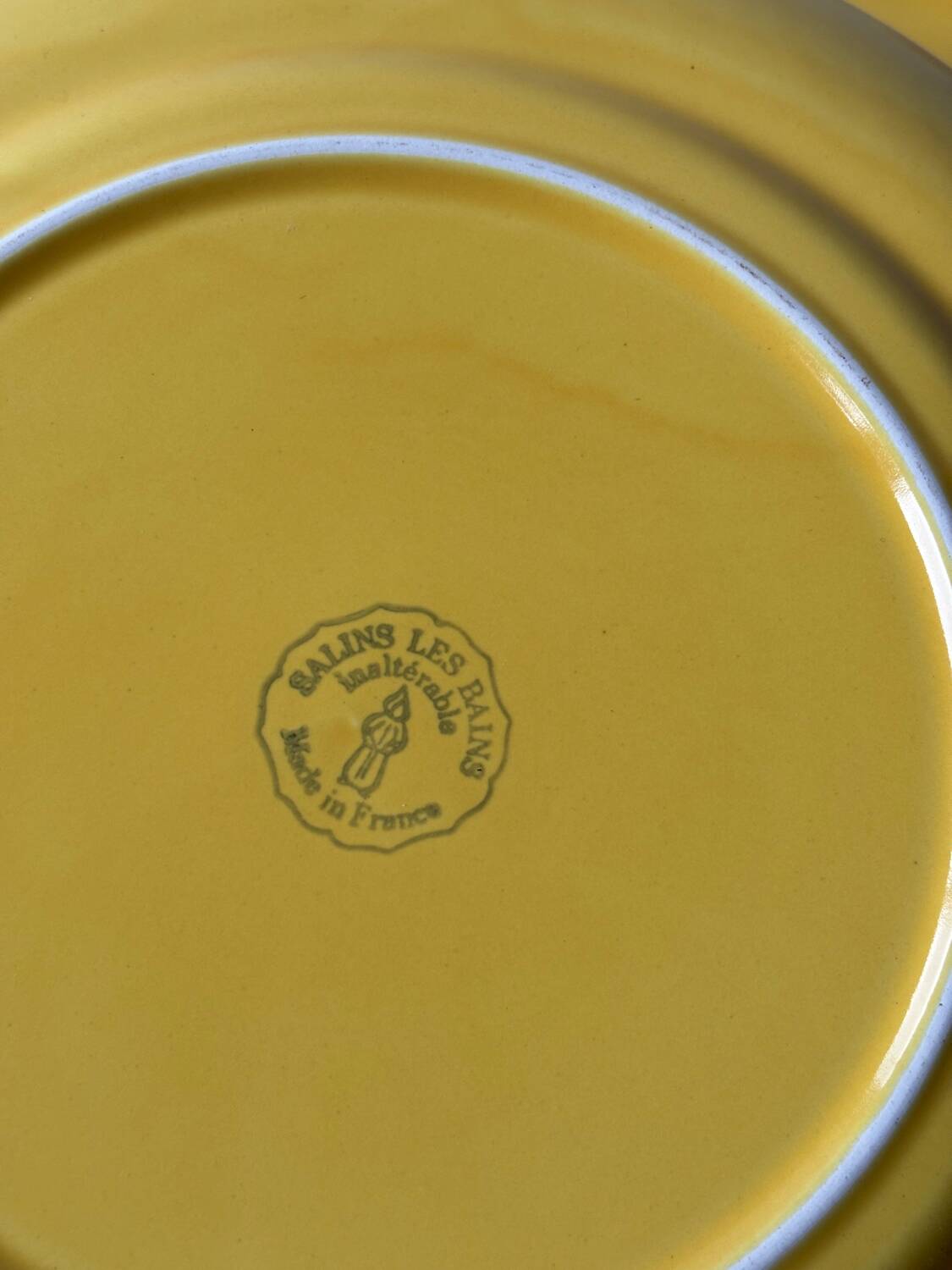 Yellow saline flat plates