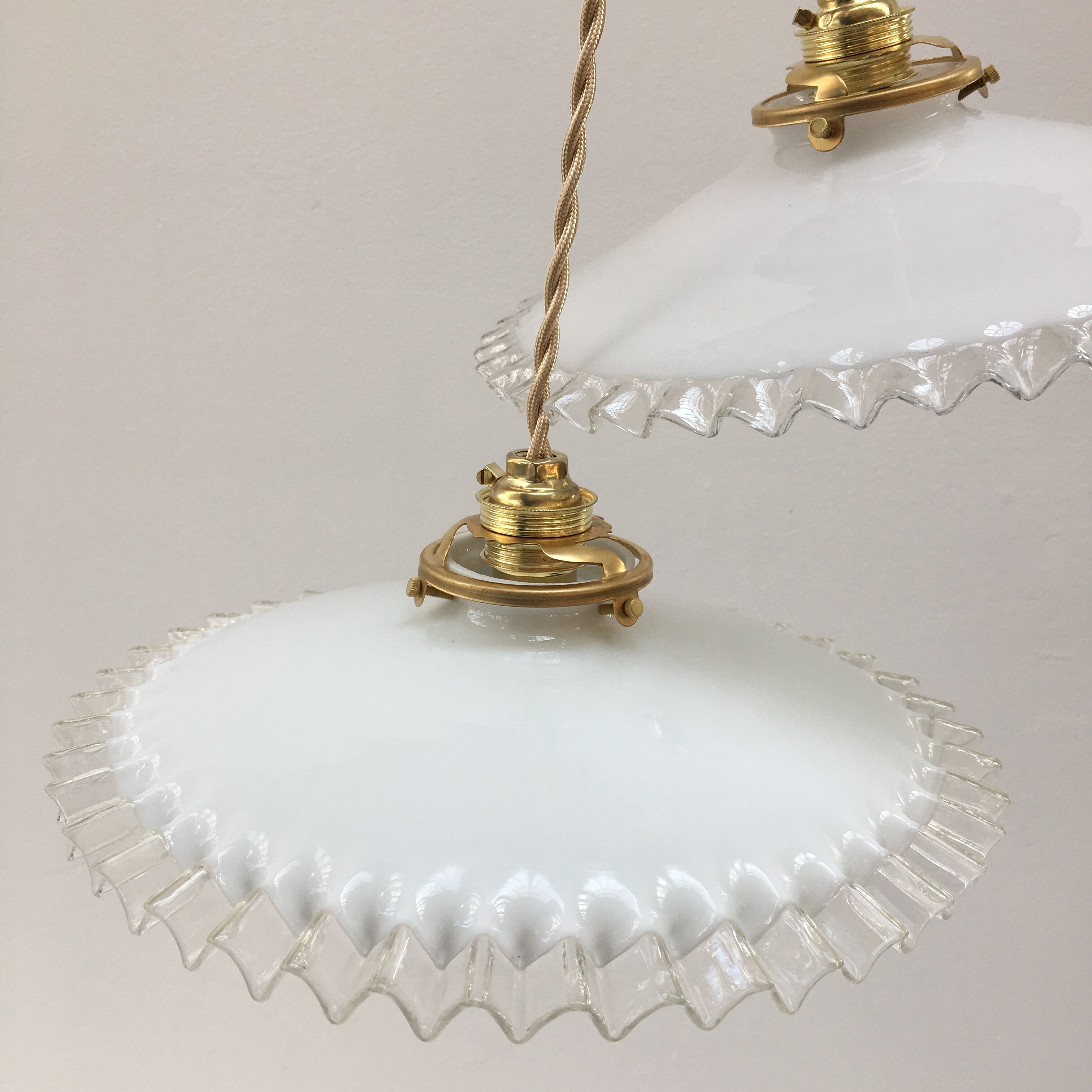 Paire de suspensions en opaline blanche et bords dentelés transparents