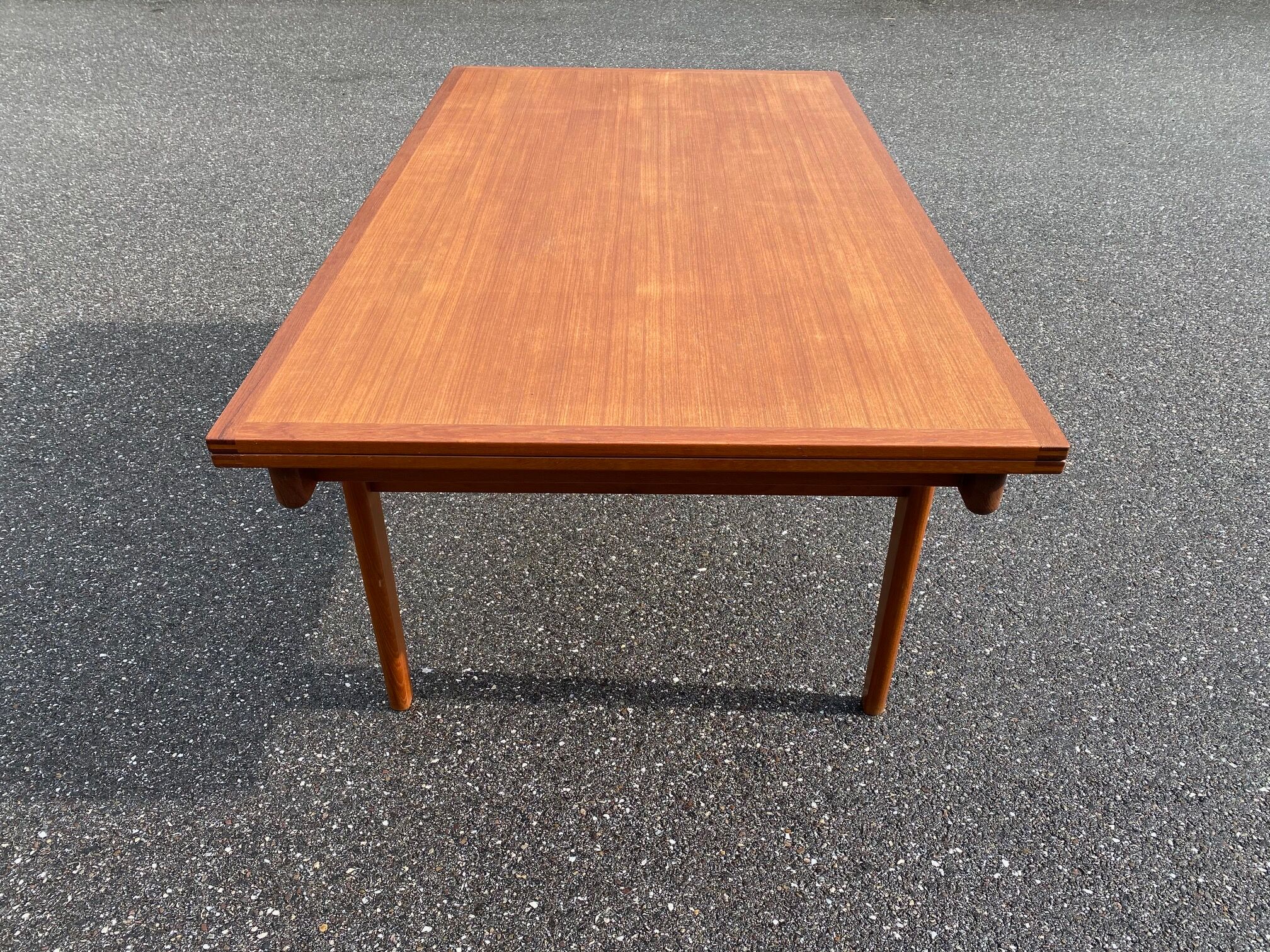 Niels calf otto dining table with extensions