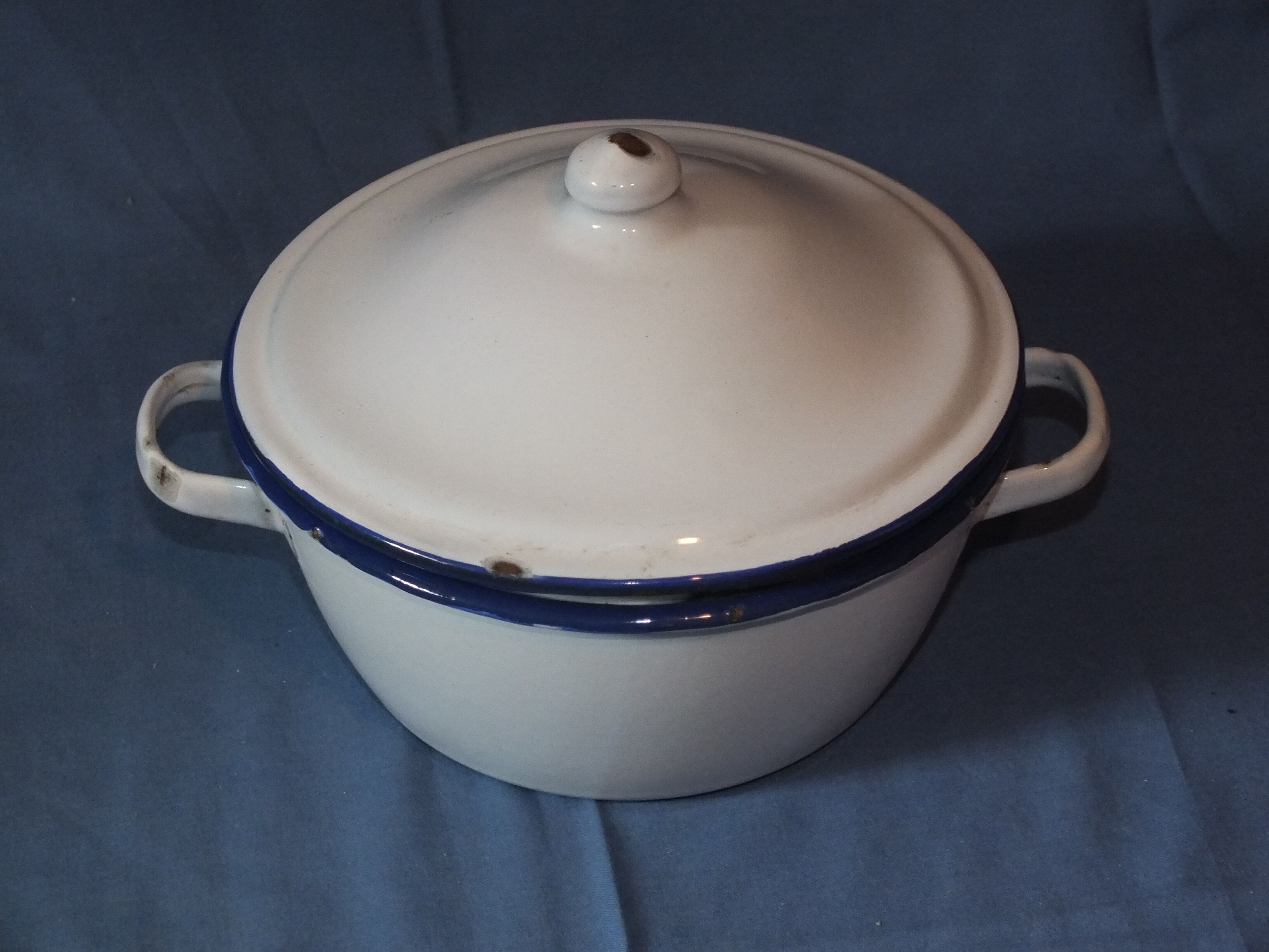 Small bowl pot in vintage enamelled sheet metal