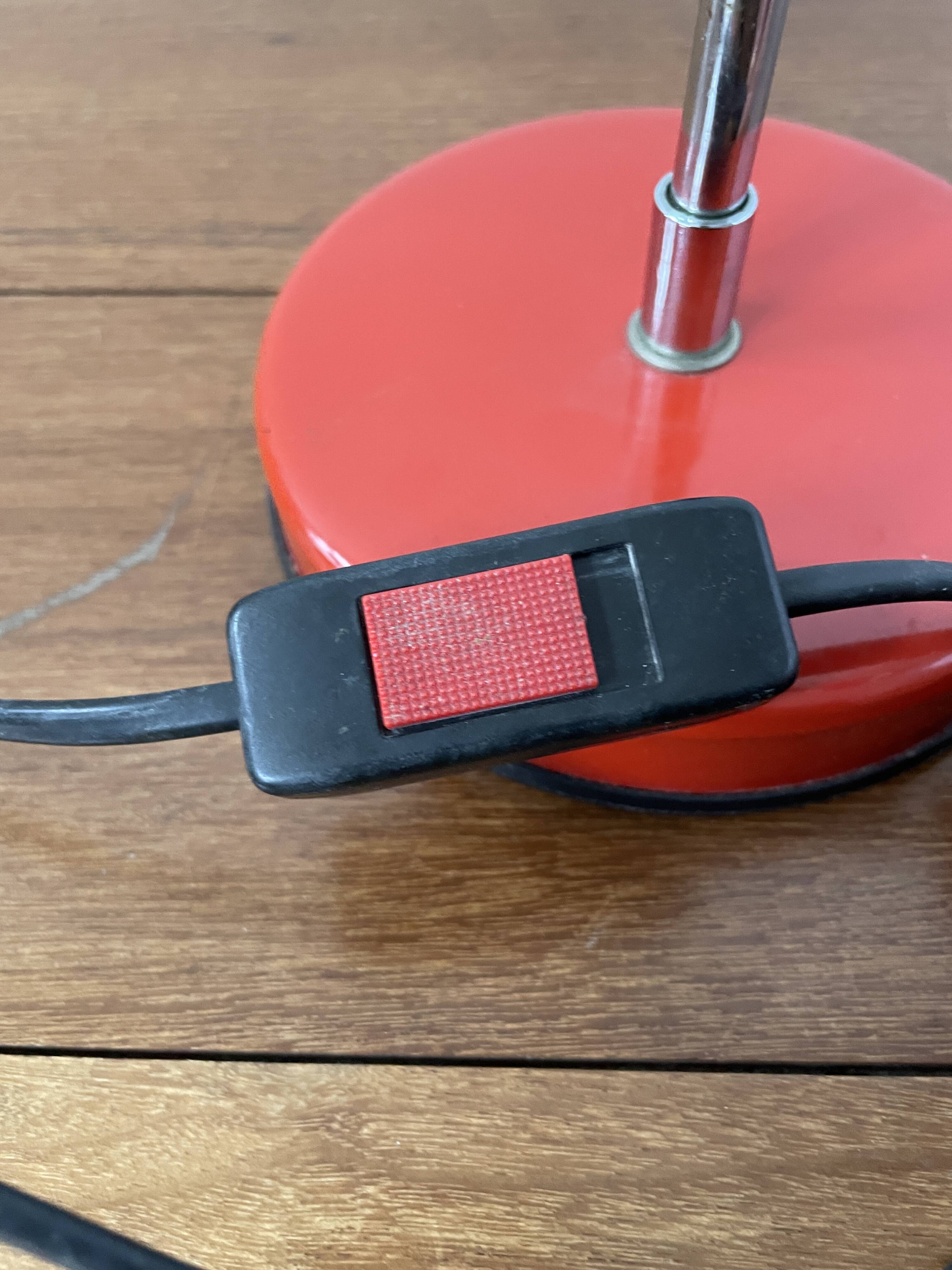 Lampe vintage rouge années 80 Veneta Lumi