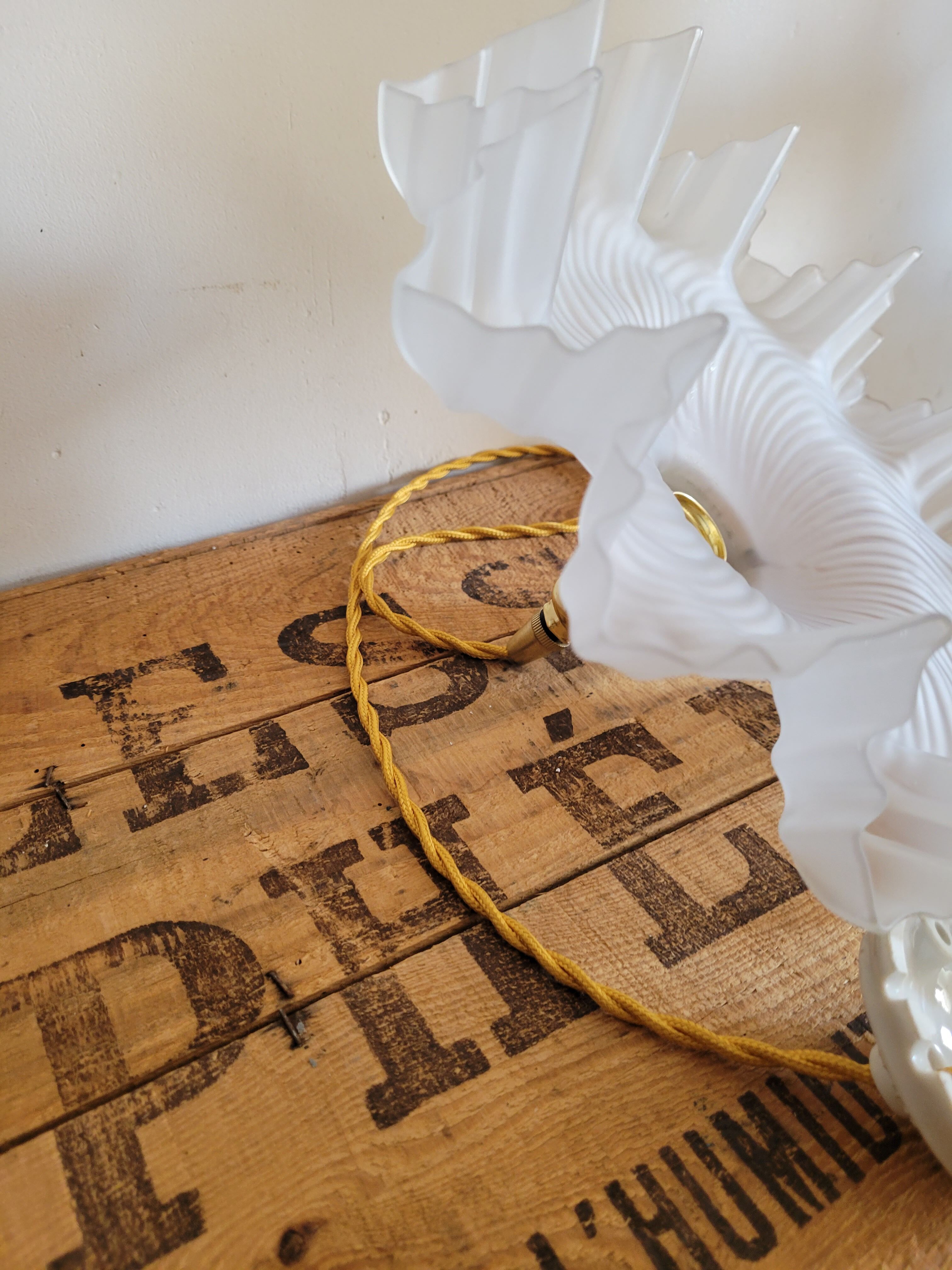 Opaline corolla suspension