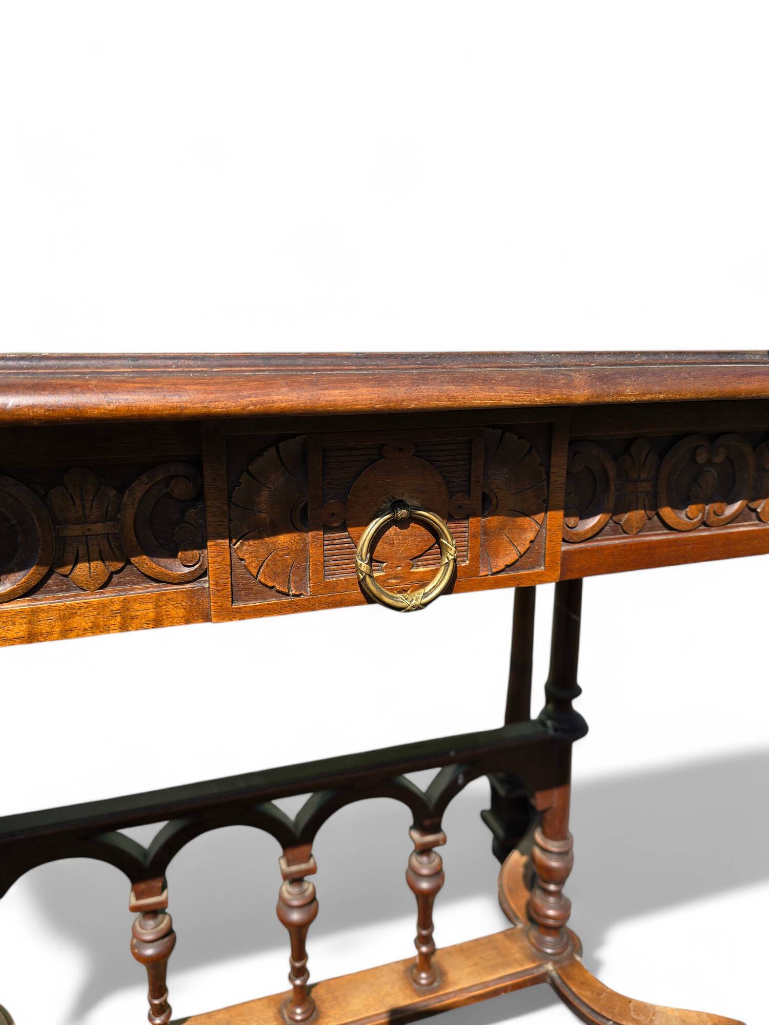 Bureau style Renaissance en bois sculpté