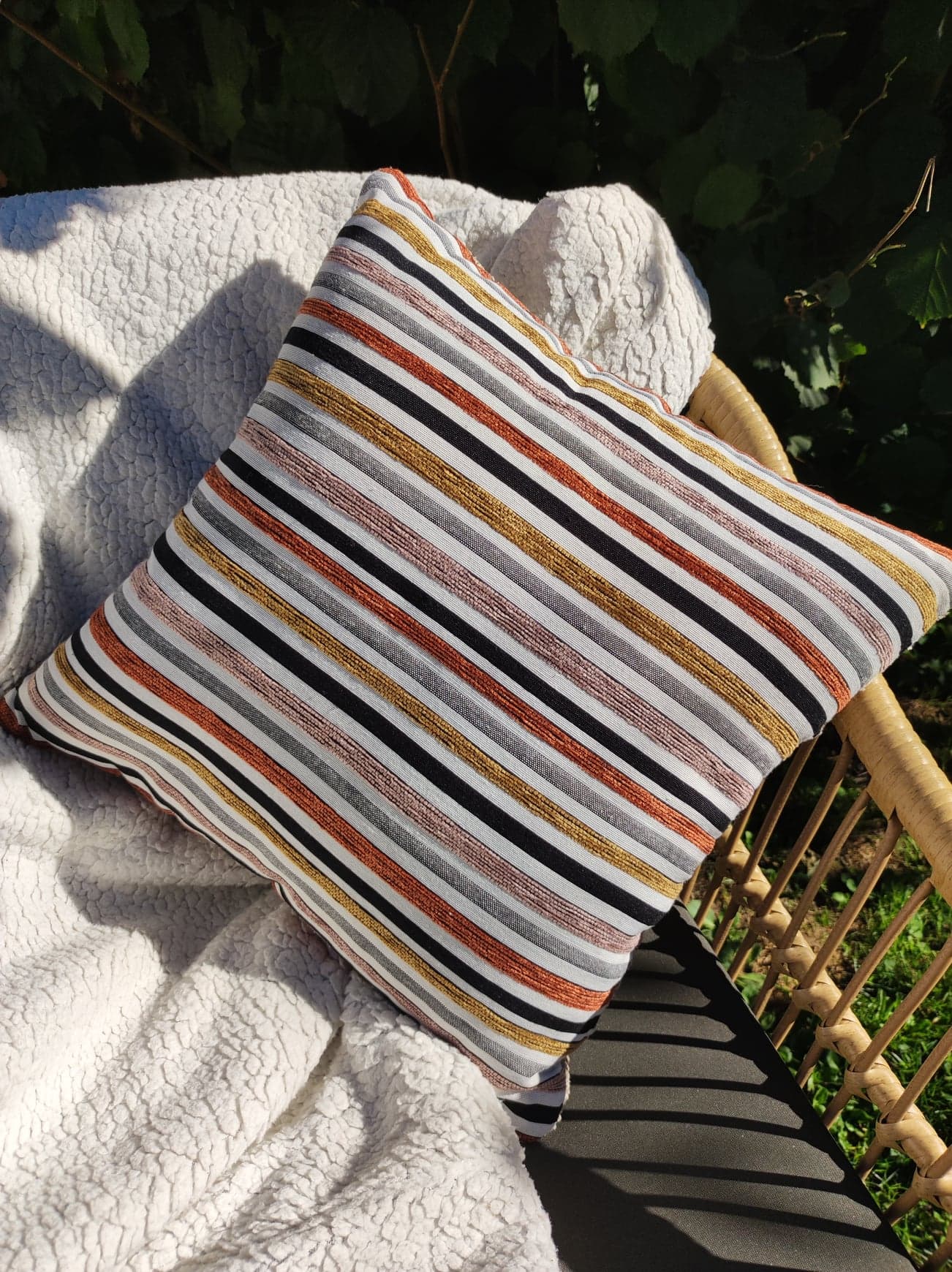 Coussin Jacquard à rayures et bouclettes