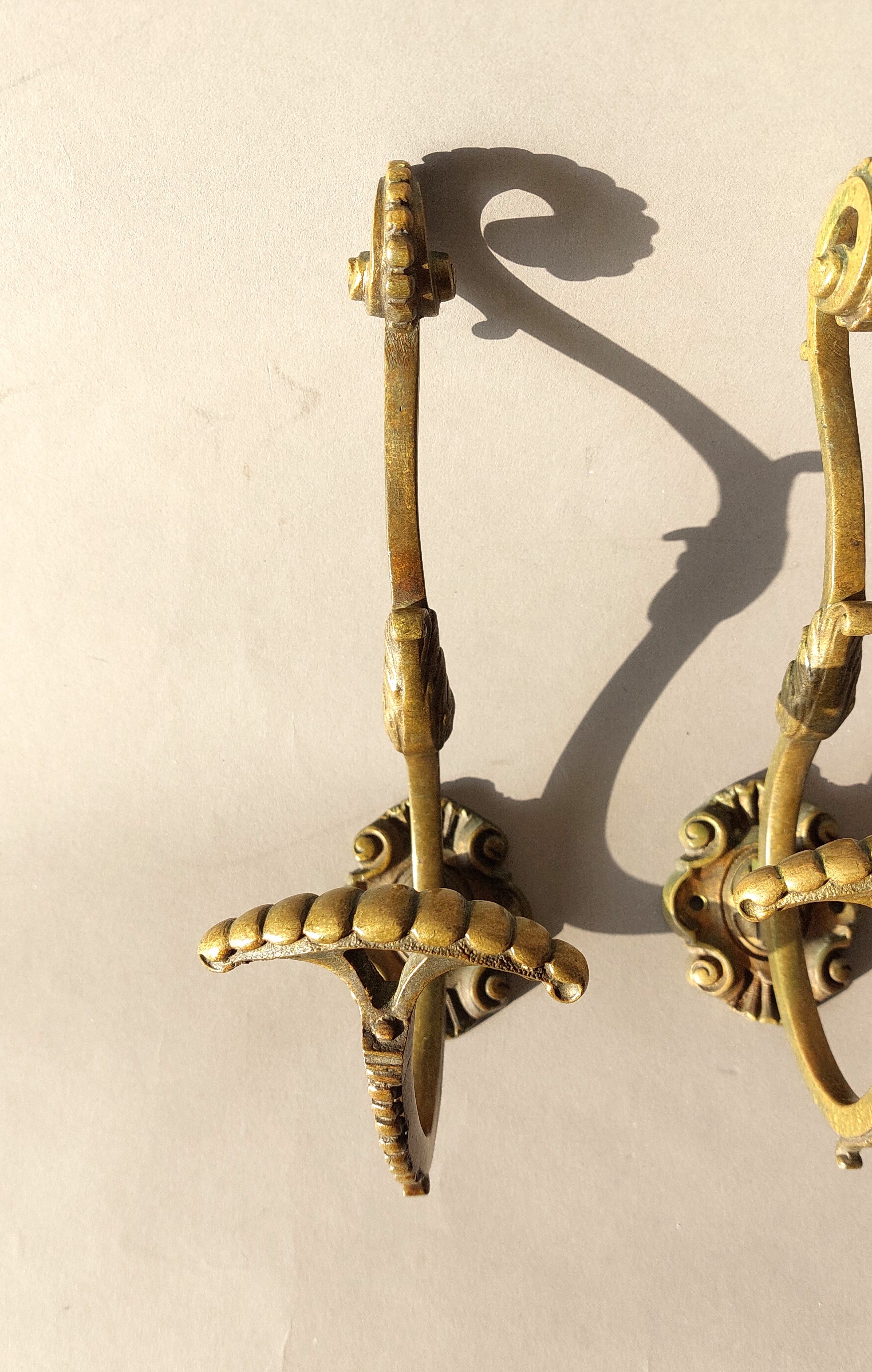 Paire de patères en bronze doré de style Louis XVI, XIXéme siècle.
