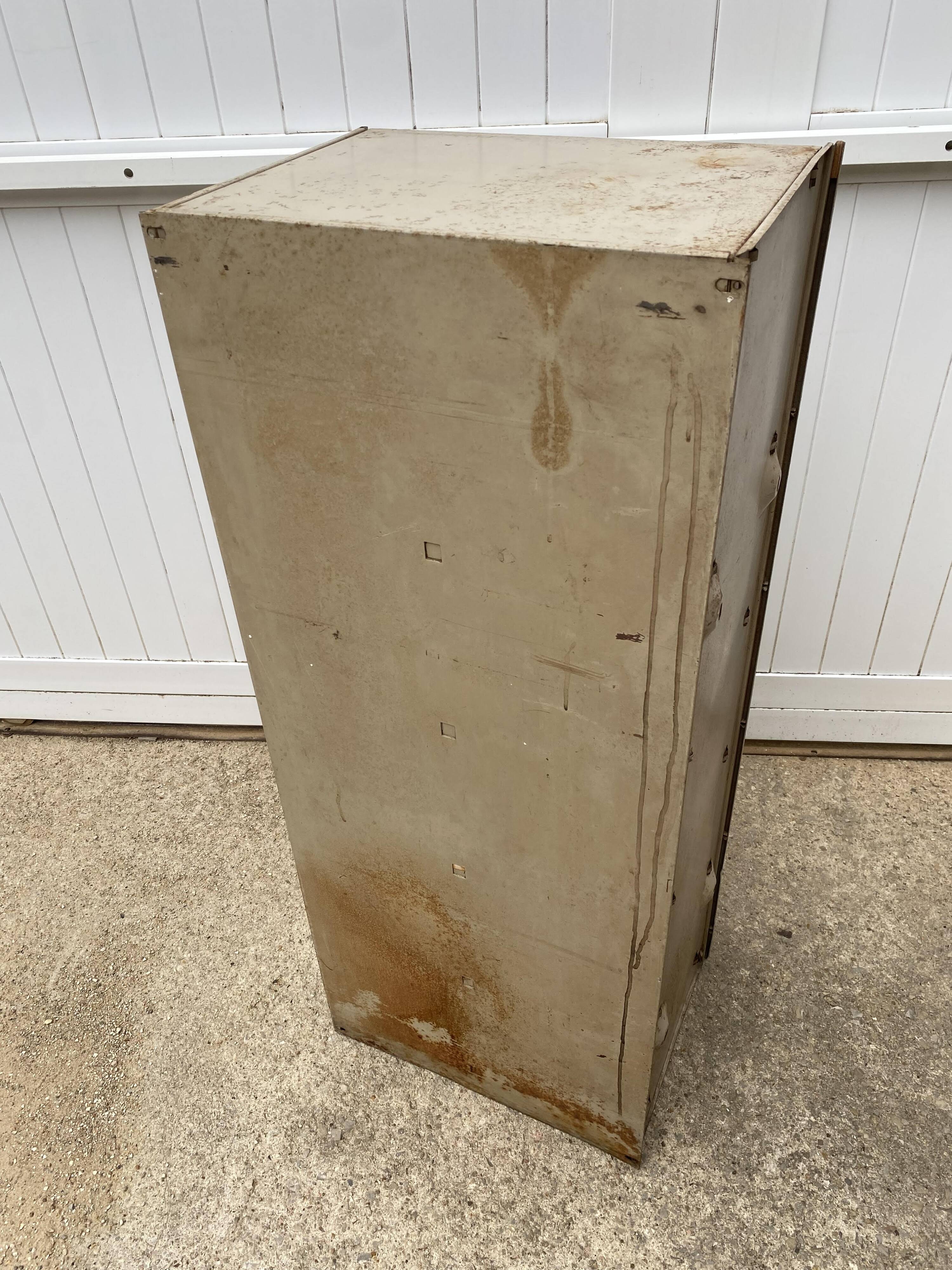 Meuble à 5 clapets casier industriel métal Ronéo 1950