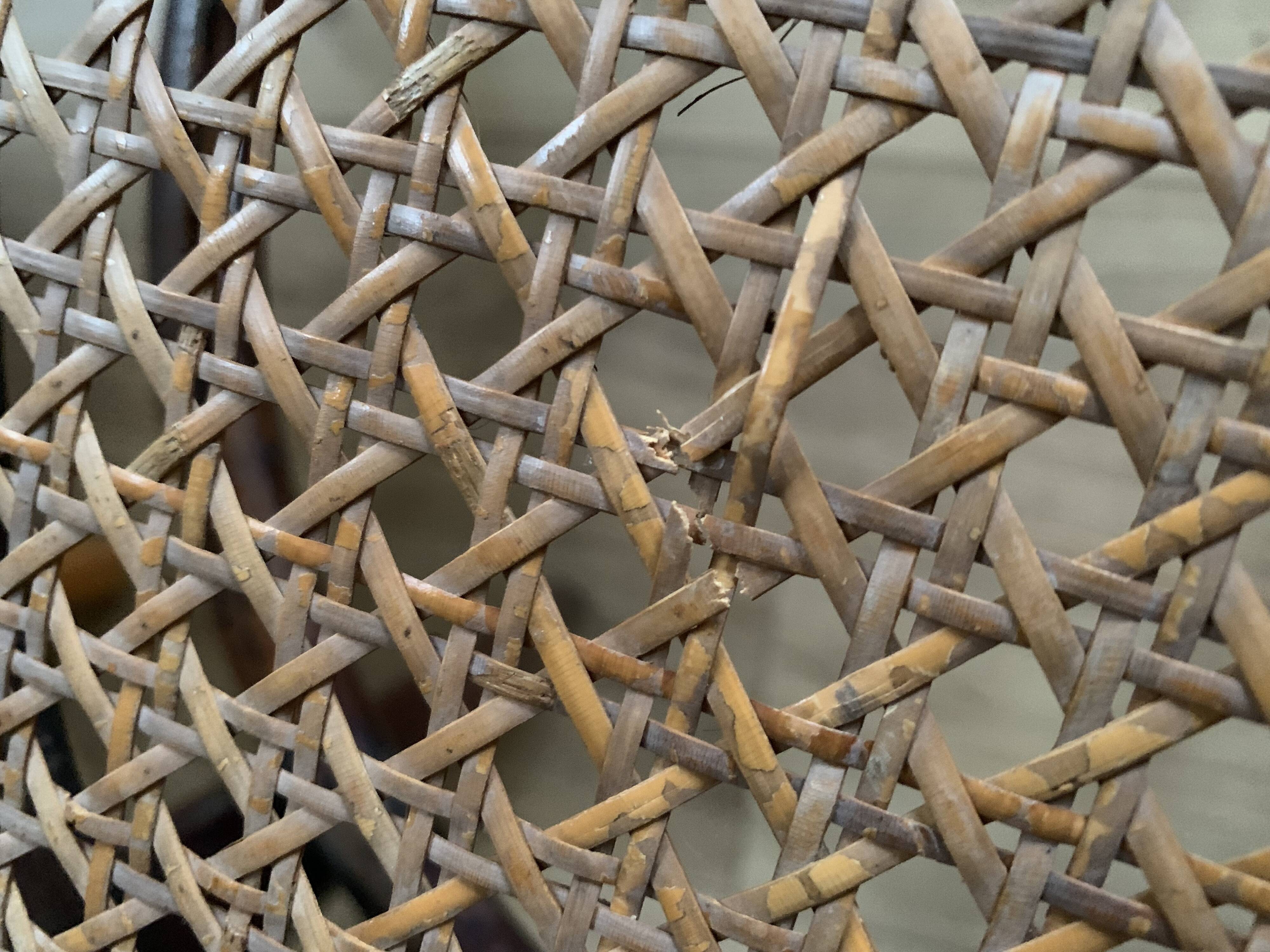 Paire de fauteuils cannés en bois courbe signés Thonet