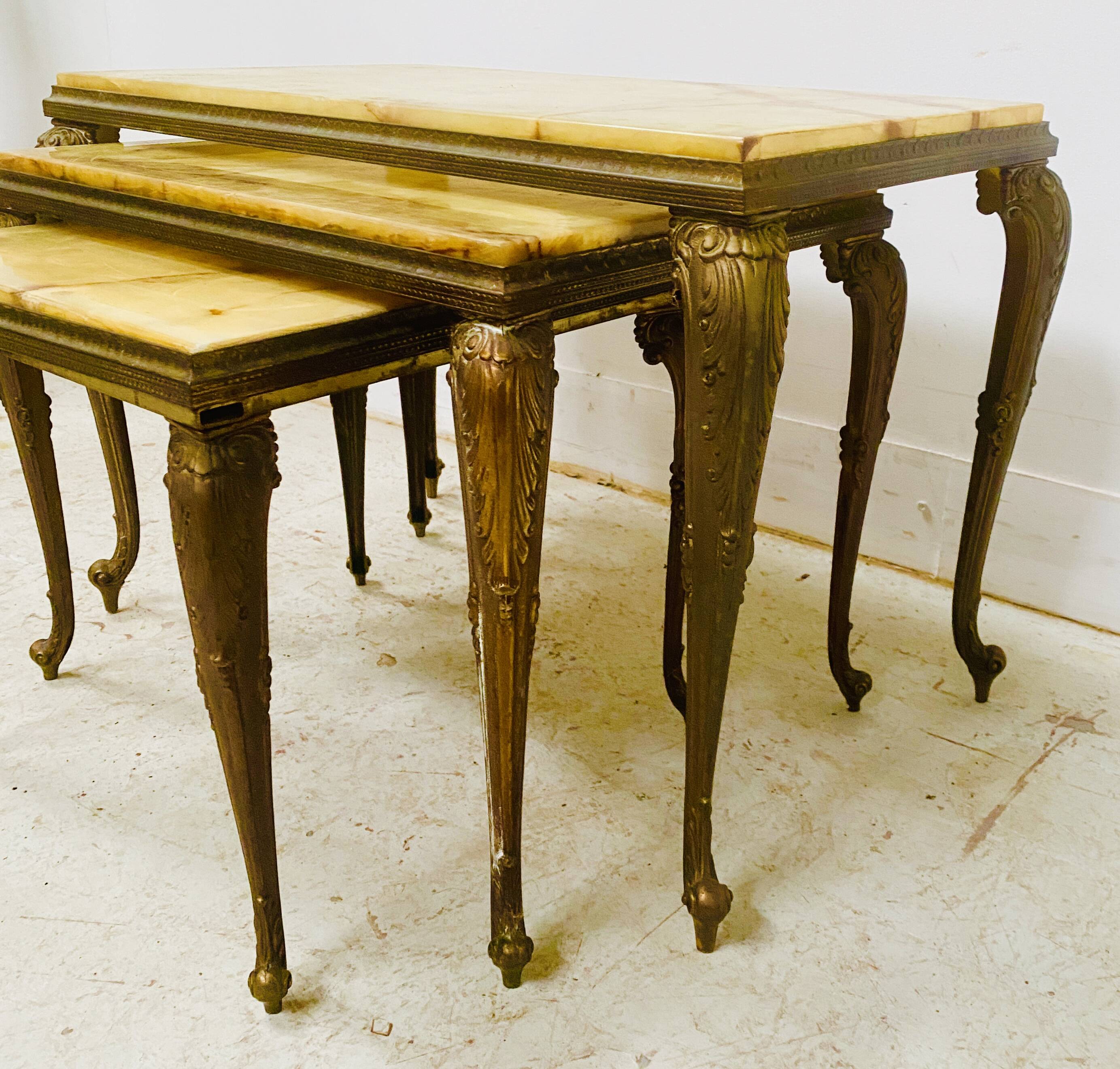Set of three nesting tables in onyx and brass, 20th century.