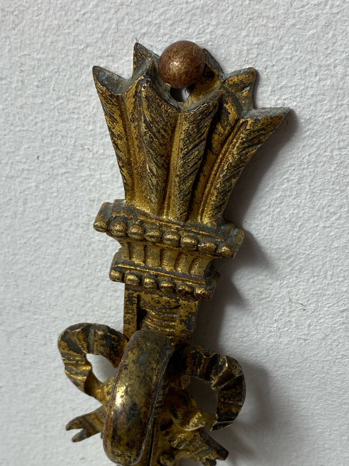 Patère en bronze, décor noeud