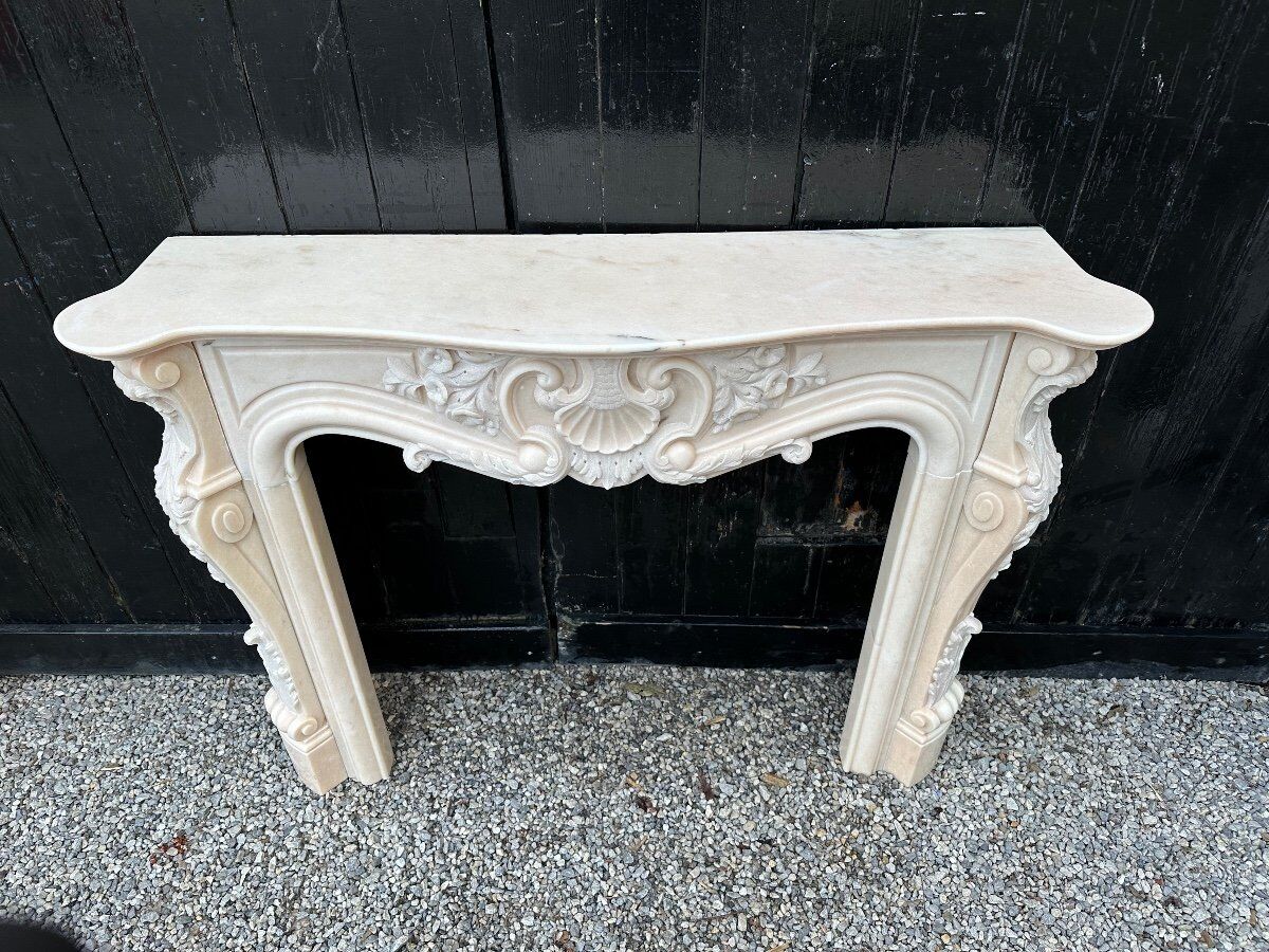 Cheminée de style Louis XV en marbre rose vers 1980