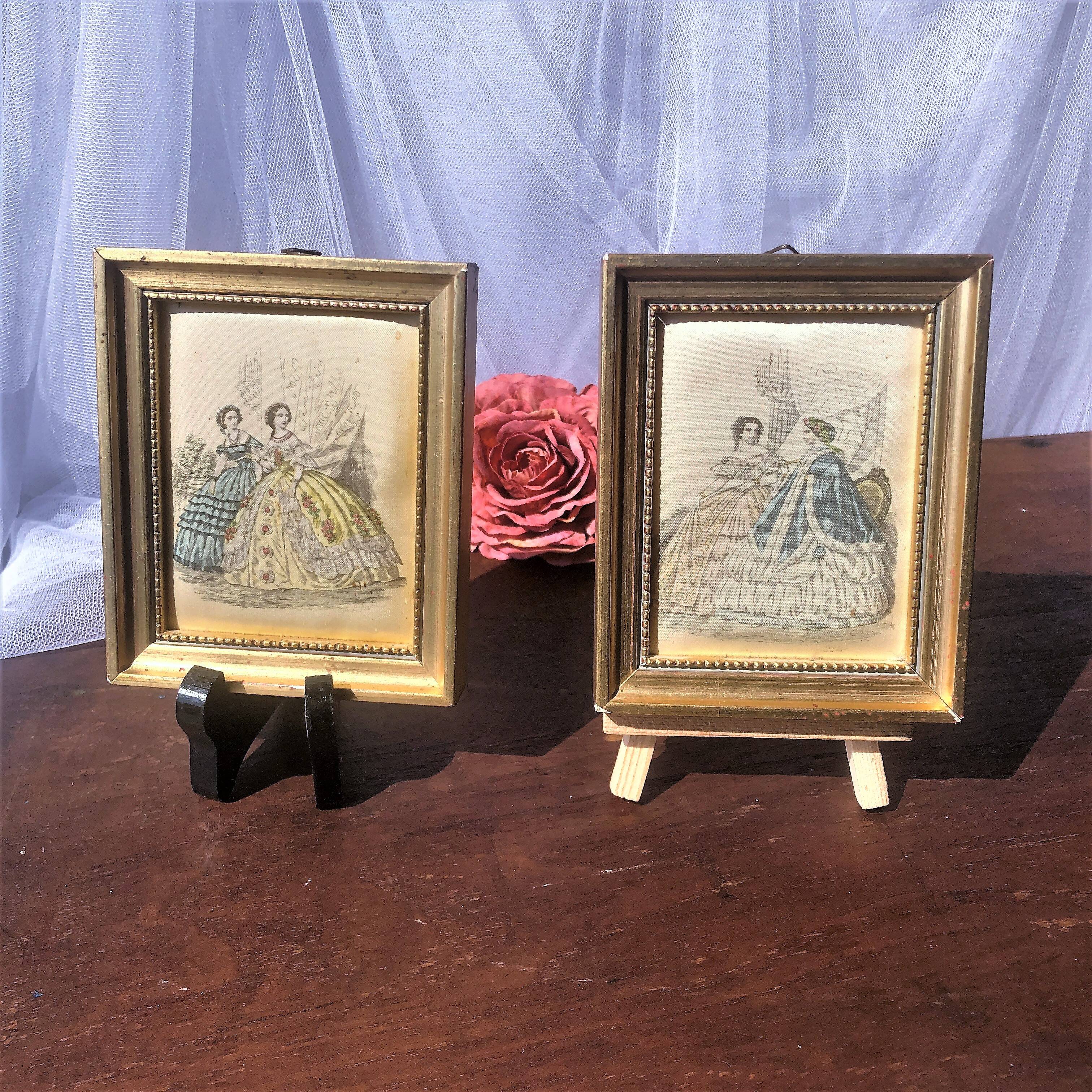 Lot de deux petits cadres portrait de marquises