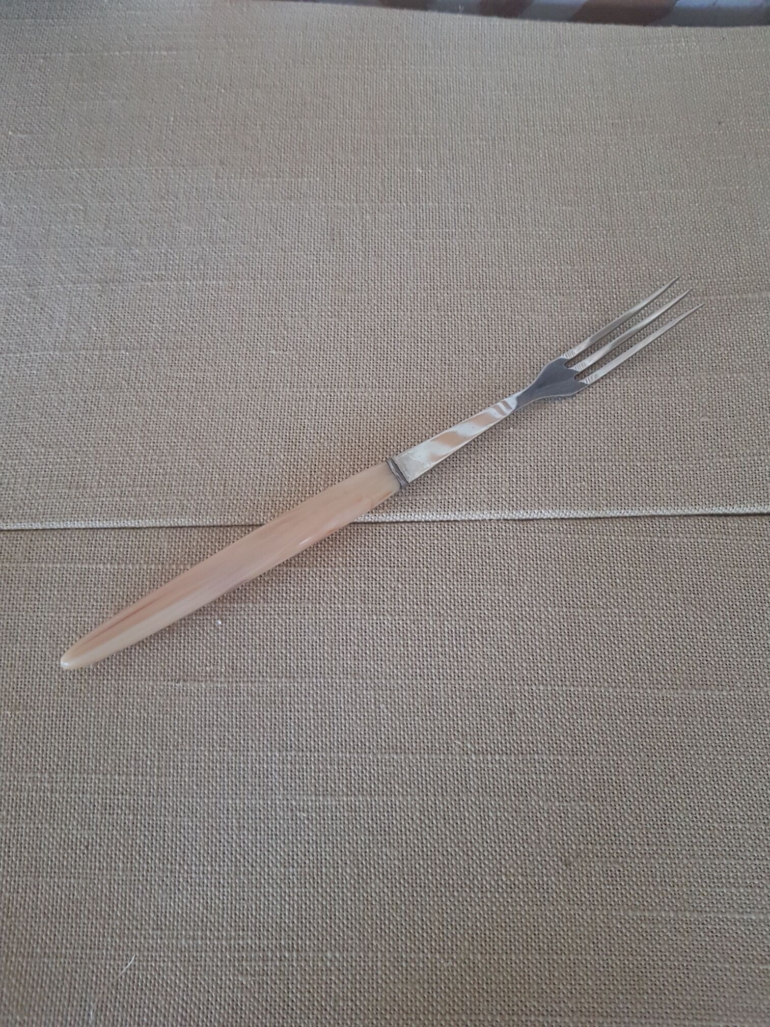 Set of 6 fonted dessert forks in horn