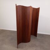 Undulating slatted screen