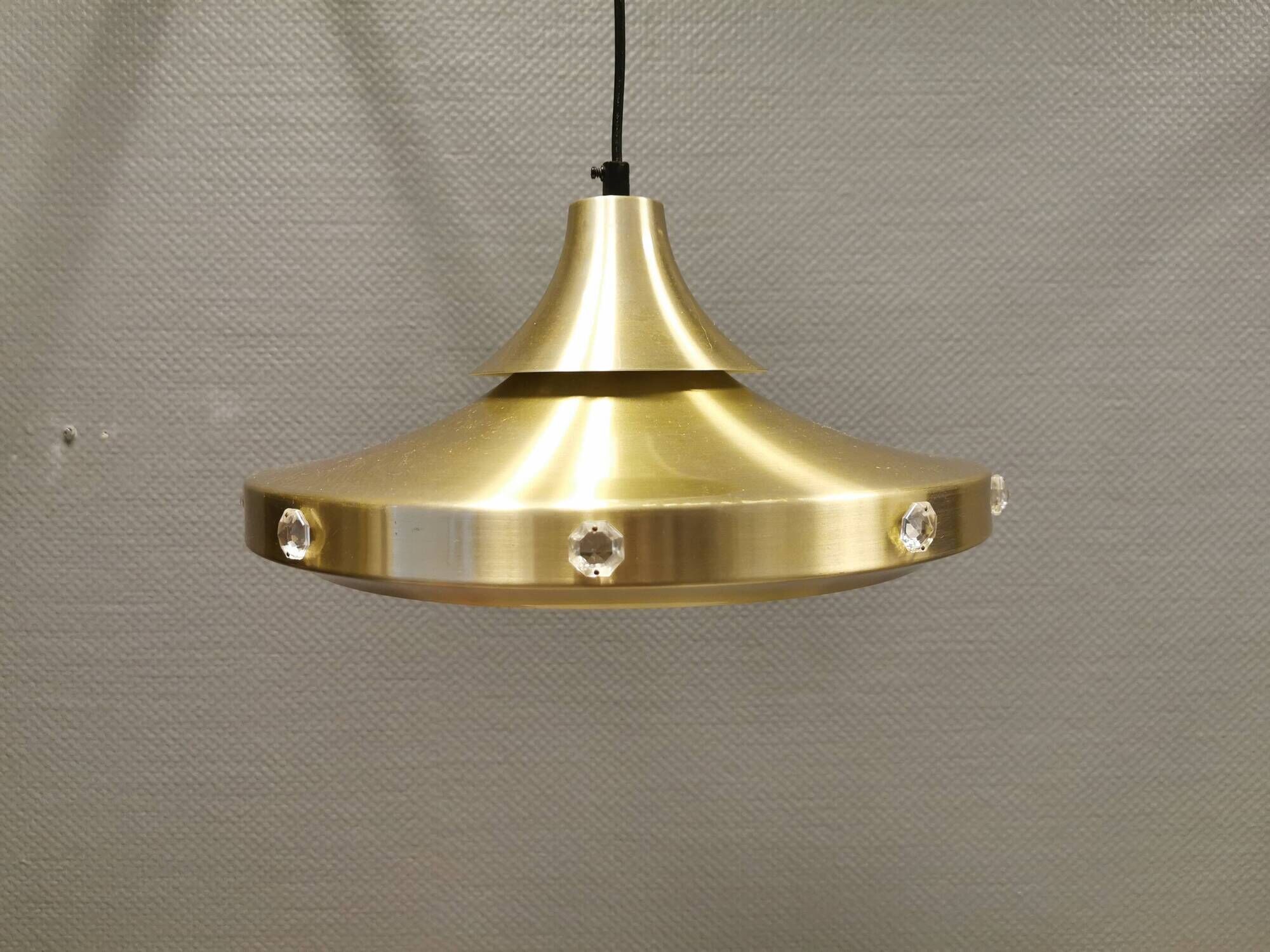 Danish Hanging lamp from the 80s in gold-coloured aluminium with hard-pressed plastic bottom grid an
