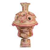 Bouquetière en porcelaine de Sceaux