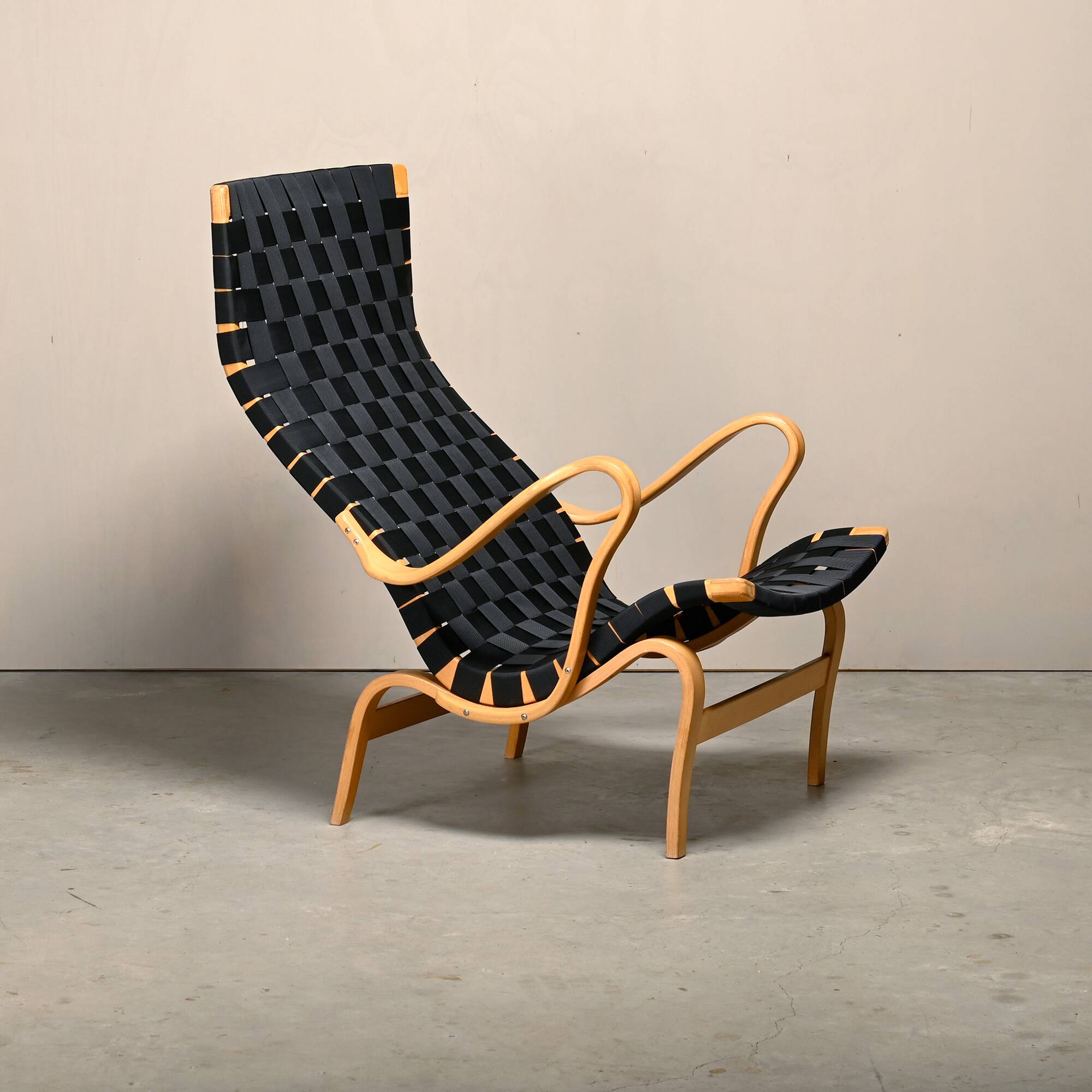 Fauteuil et pouf Bruno Mathsson Pernilla en bois de hêtre et sangles