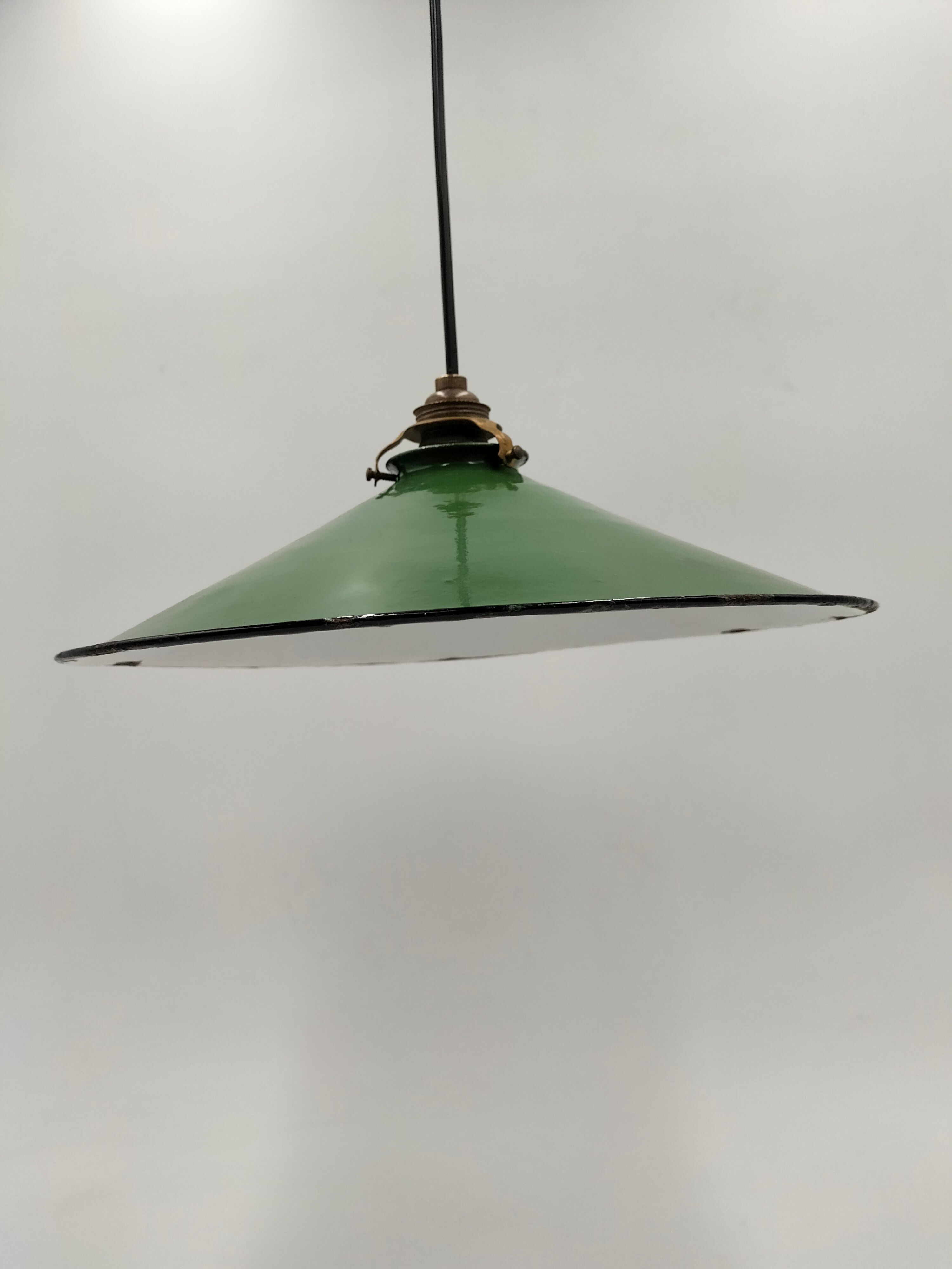 Enamelled sheet metal suspension