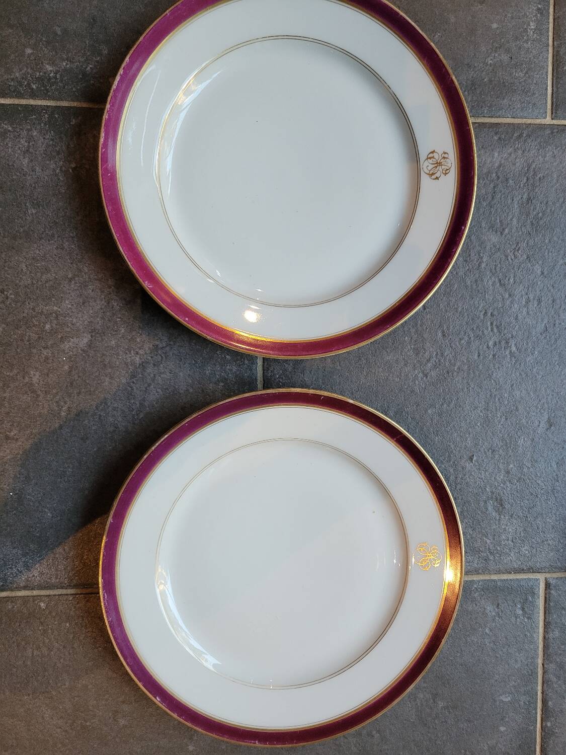 13 assiettes à dessert monogramme HS