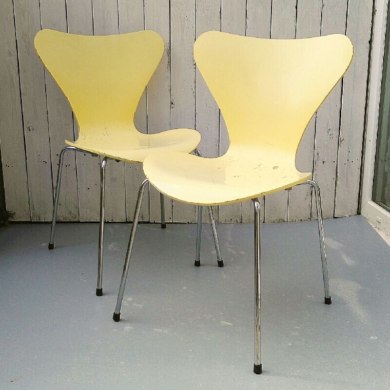 Pair of Arne Jacobsen chairs for Fritz Hansen design 2001